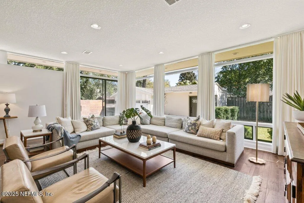 Jacksonville, Florida 32207, United States, 3 Bedrooms Bedrooms, ,4 BathroomsBathrooms,Residential,Pending,85034