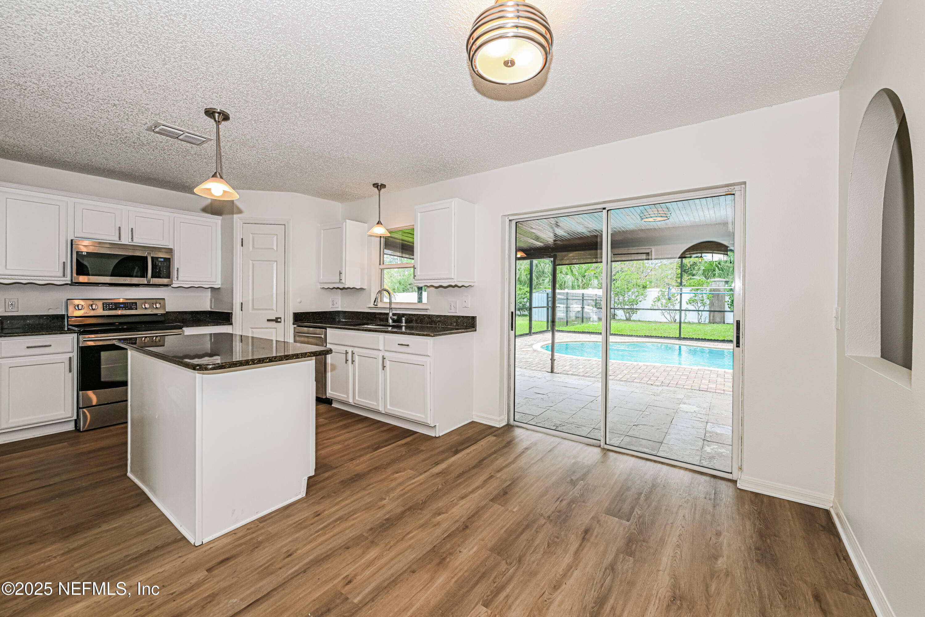 16 REEDING RIDGE Drive W