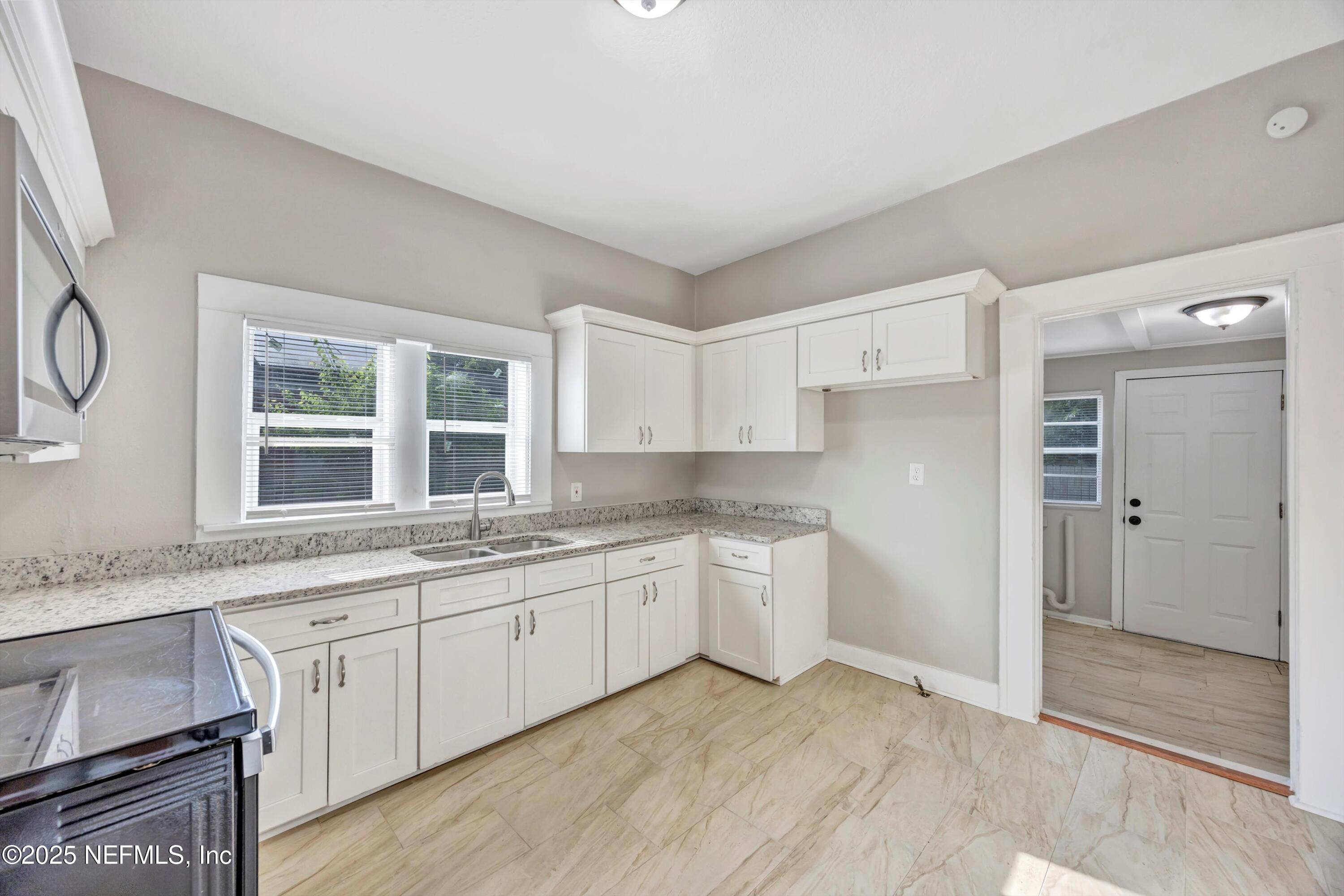 1124 E 14TH Street