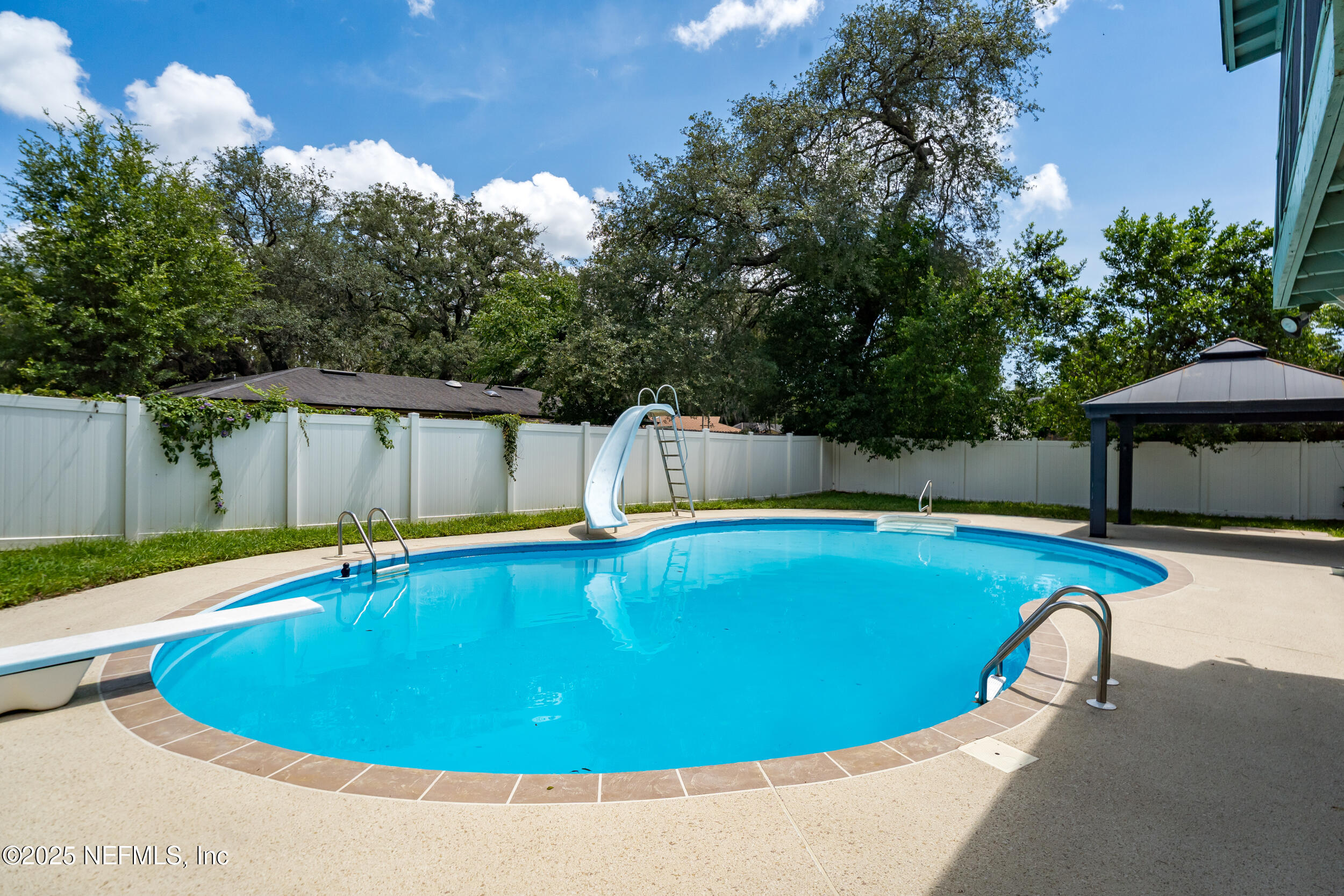 5527 FORREST Drive