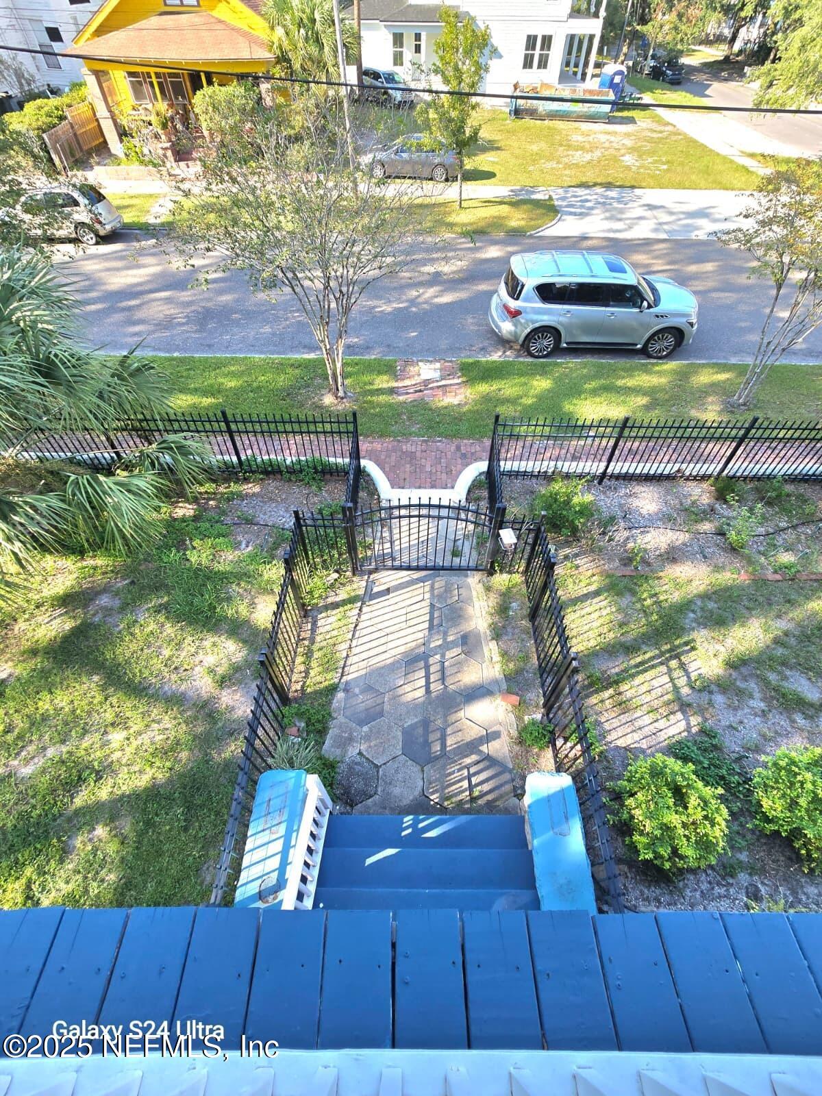 252 E 3RD Street E