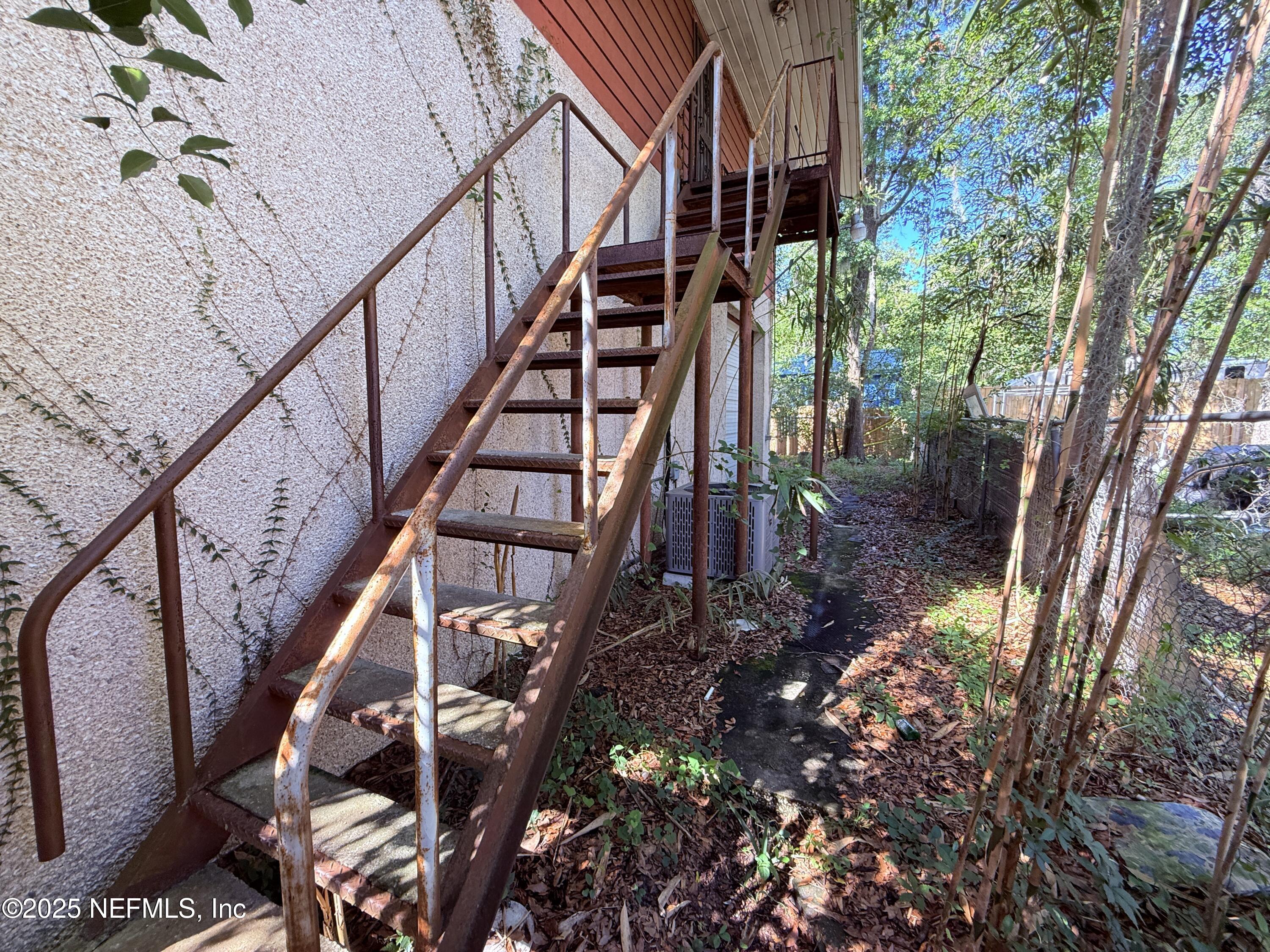 427 CRESTWOOD Street