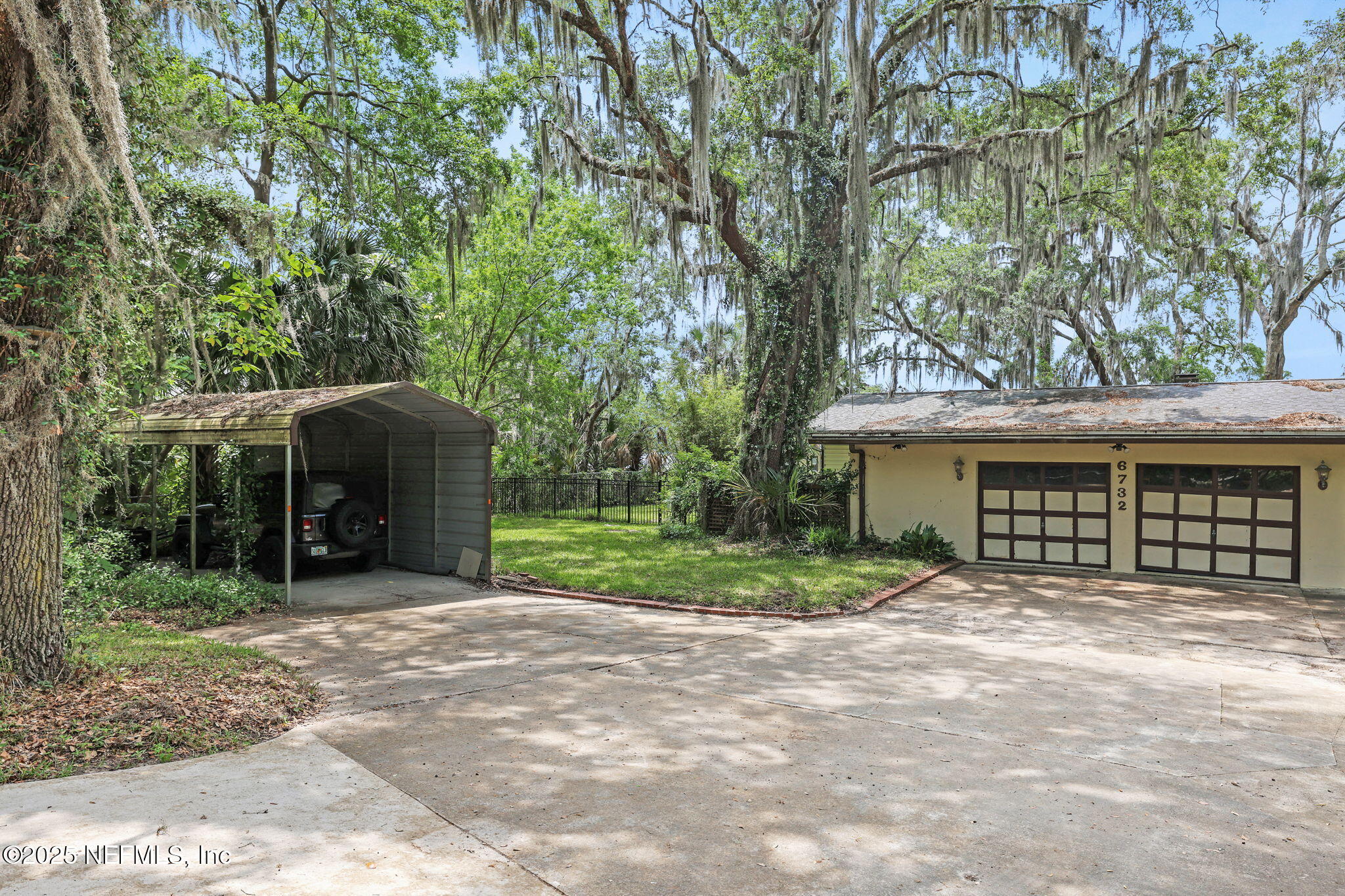 6732 OAKWOOD Drive