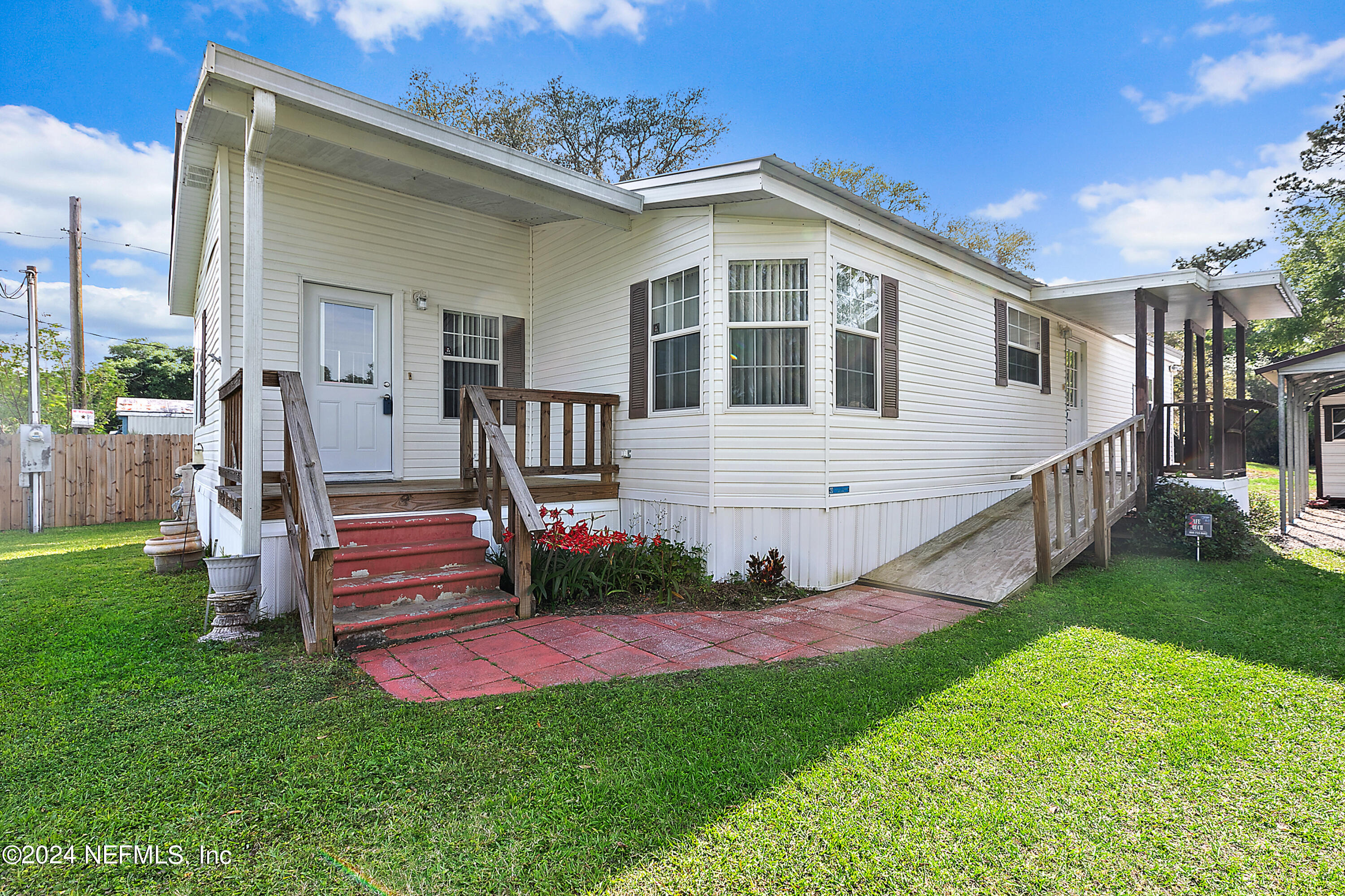 Satsuma, FL home for sale located at 135 Riverside Avenue, Satsuma, FL 32189