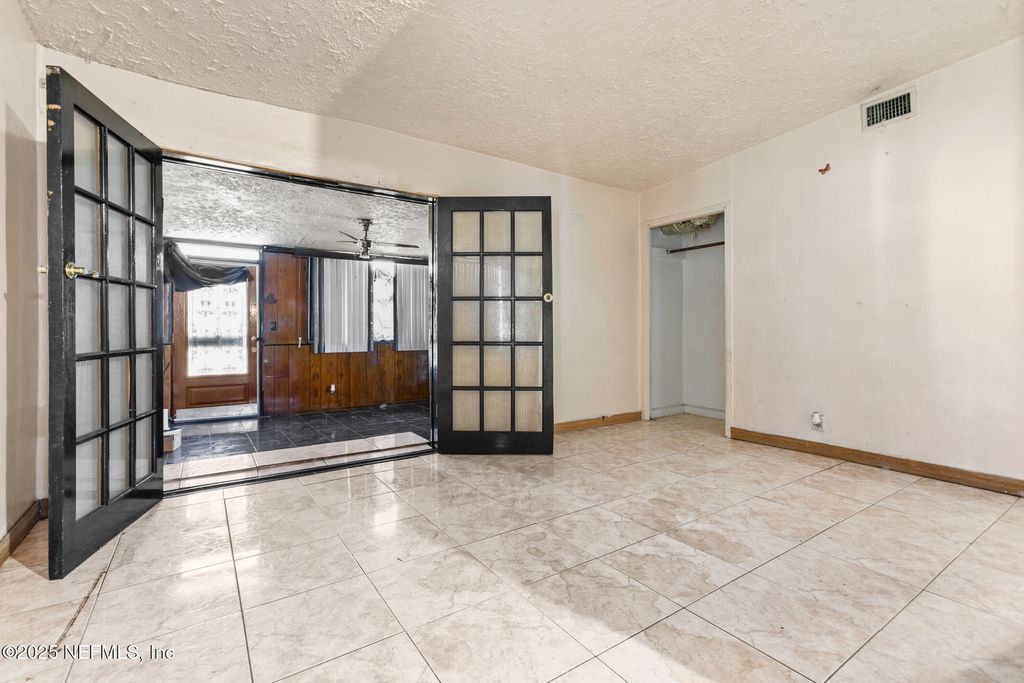 listing image 0