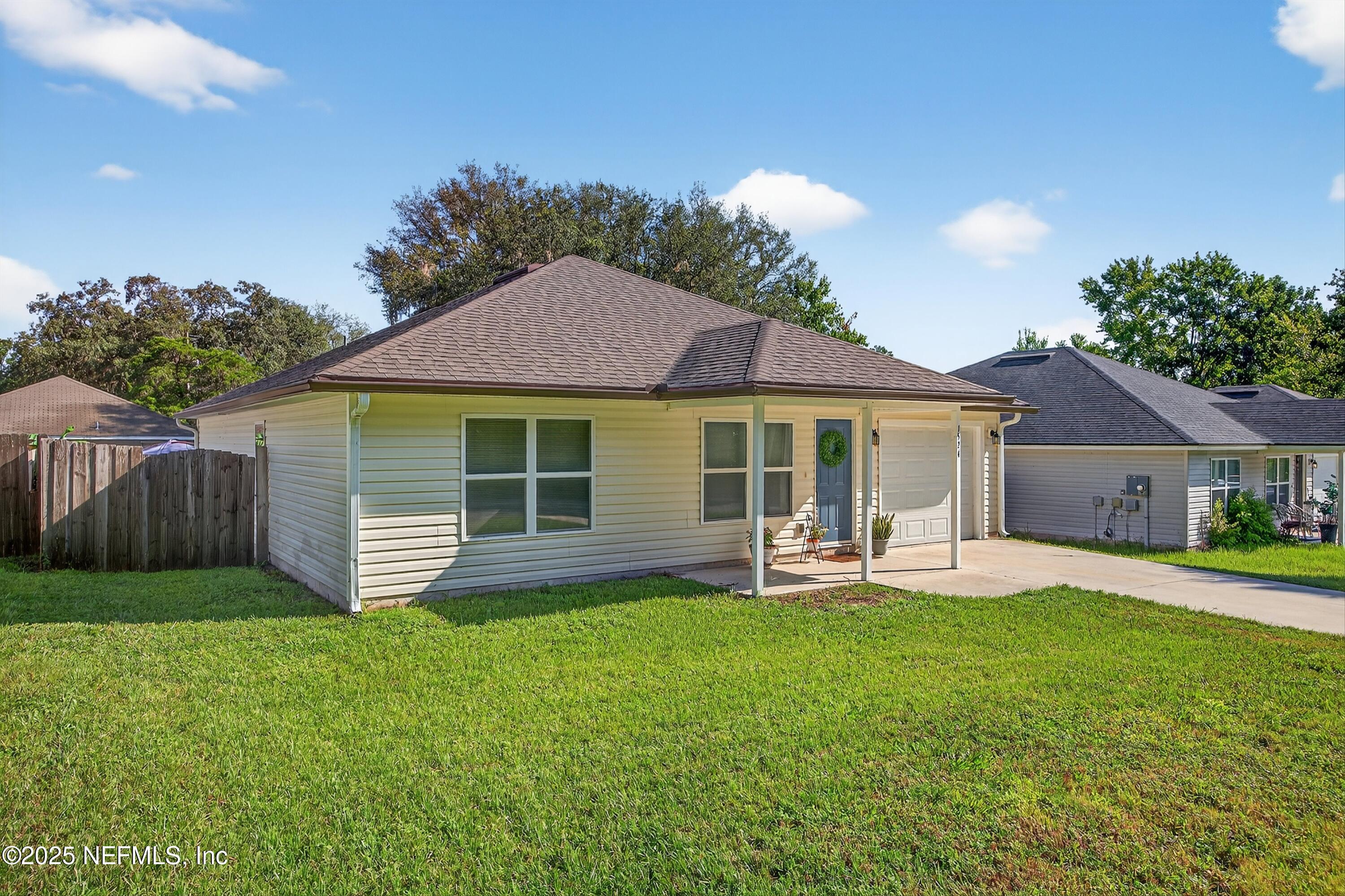 1524 CENTER Street