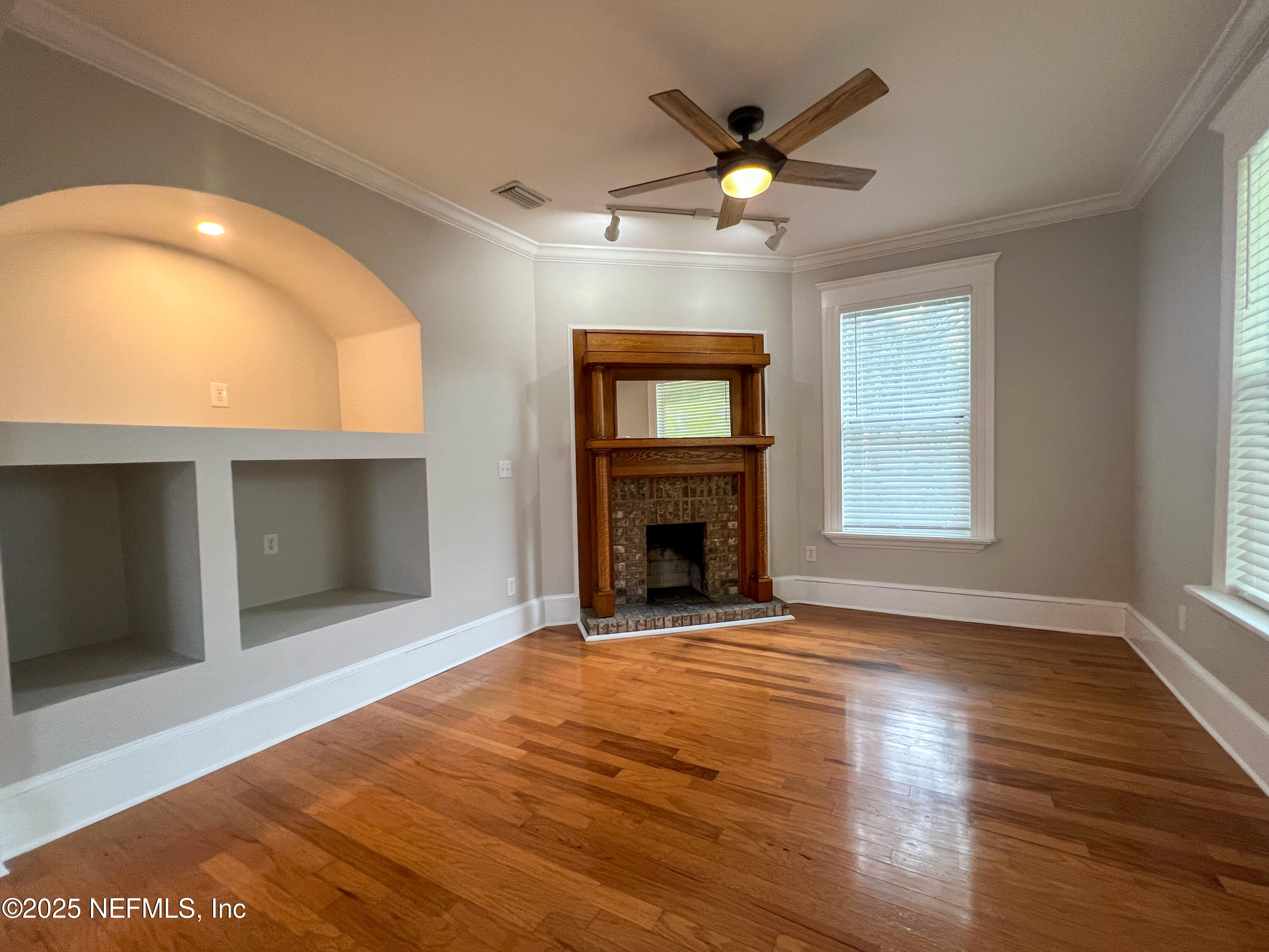 133 E 6TH Street