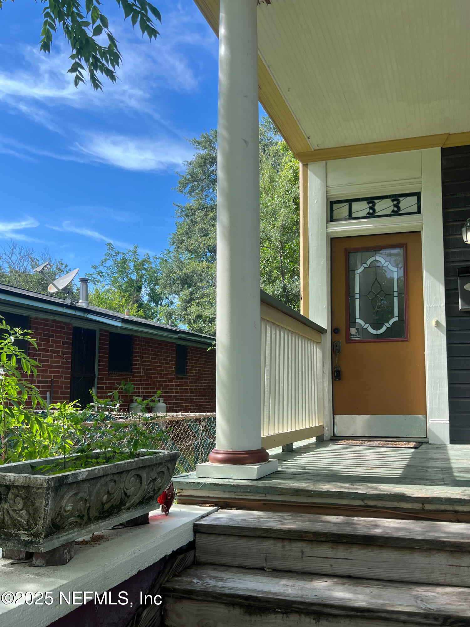133 E 6TH Street