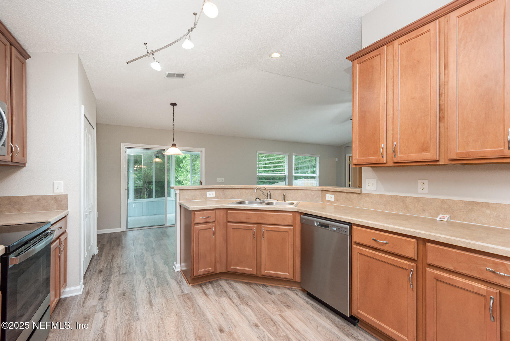 2136 CREEKMONT Drive