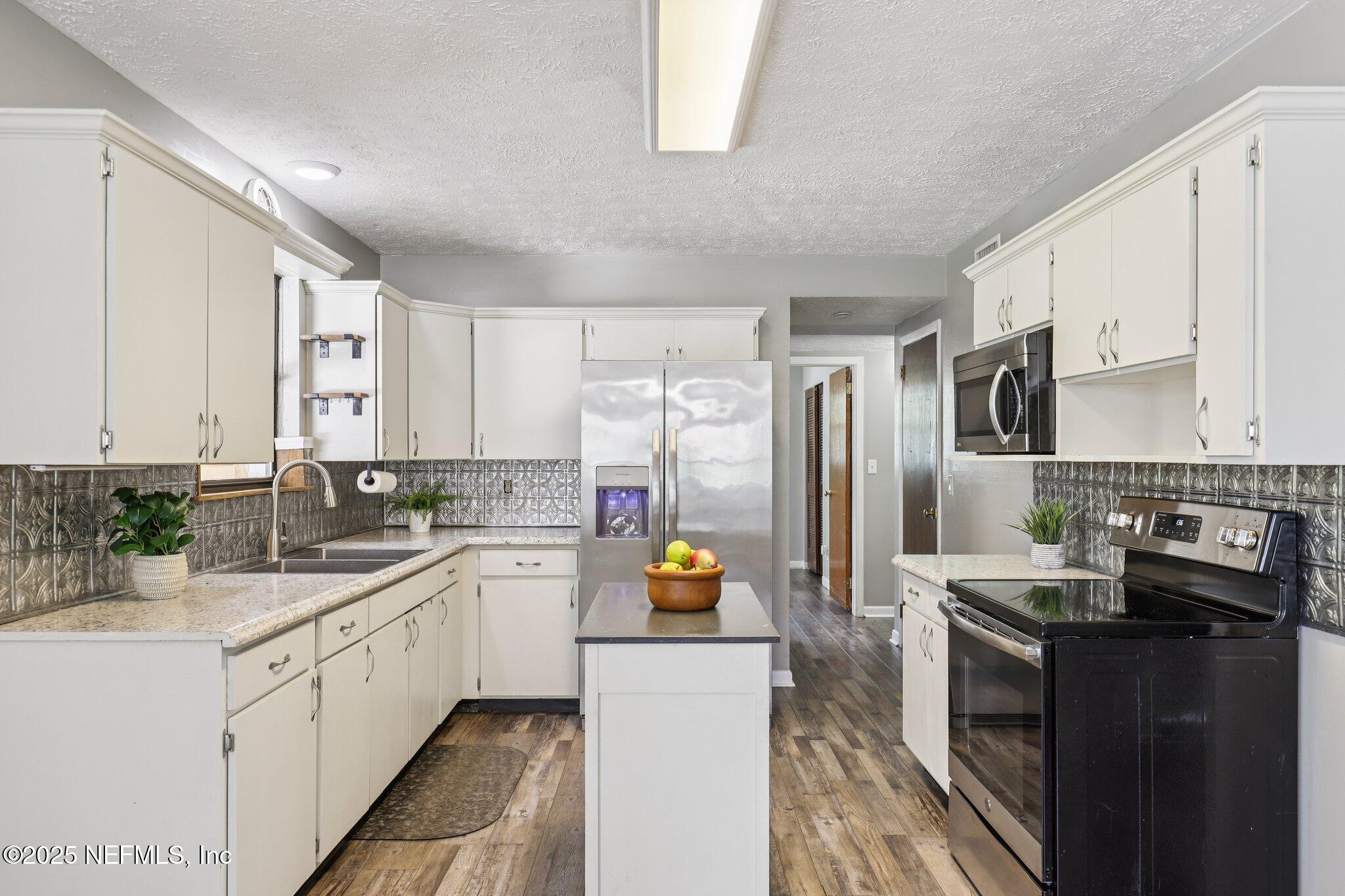 7931 CEZANNE Drive N