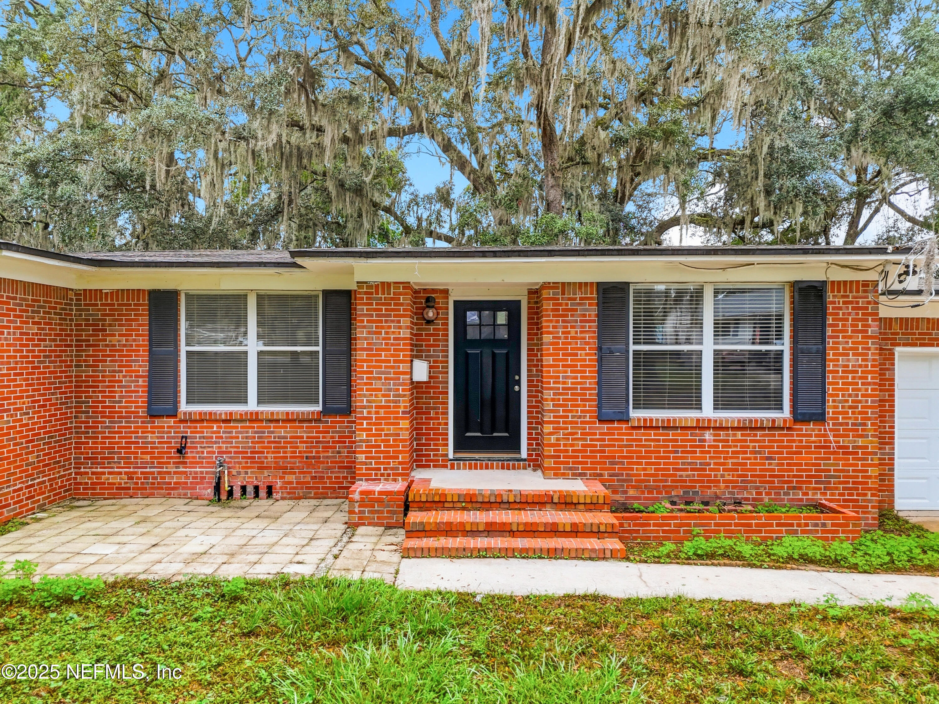 806 BORDEAU Avenue W