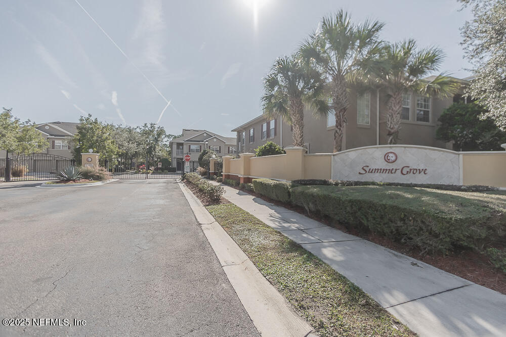 3892 SUMMER GROVE Way N