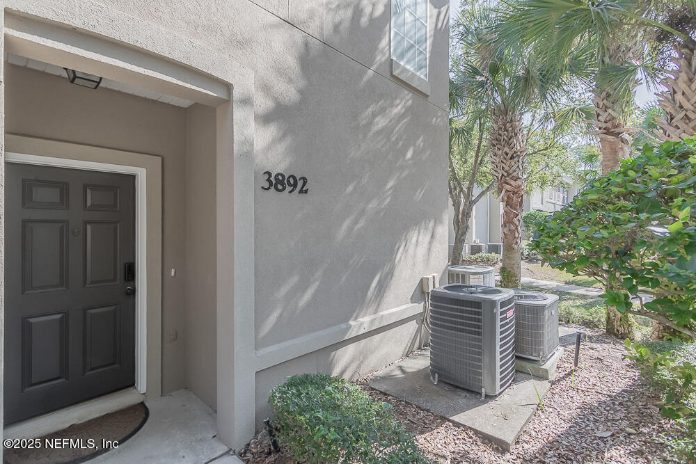 3892 SUMMER GROVE Way N