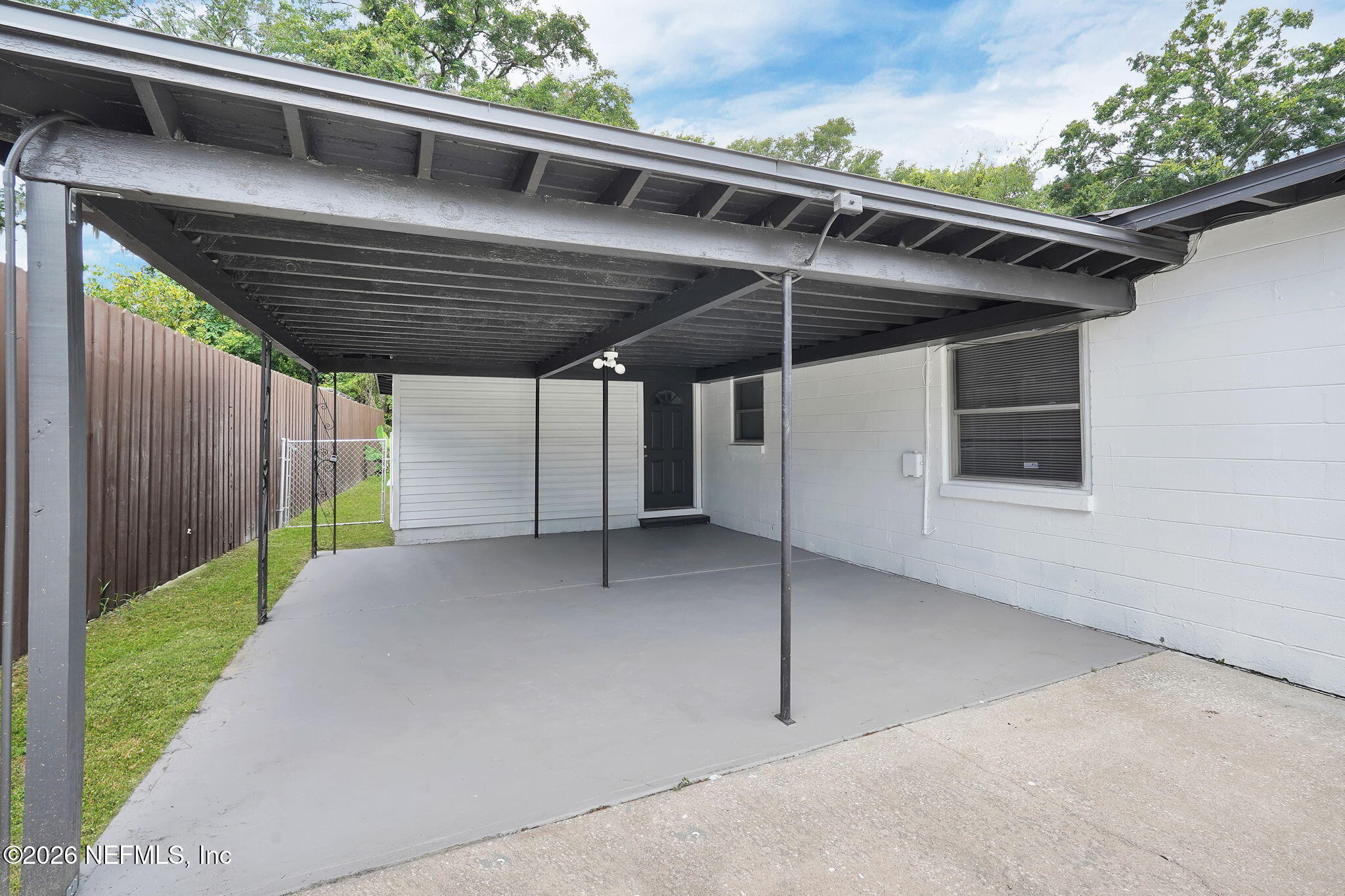 1916 UNIVERSITY Boulevard N