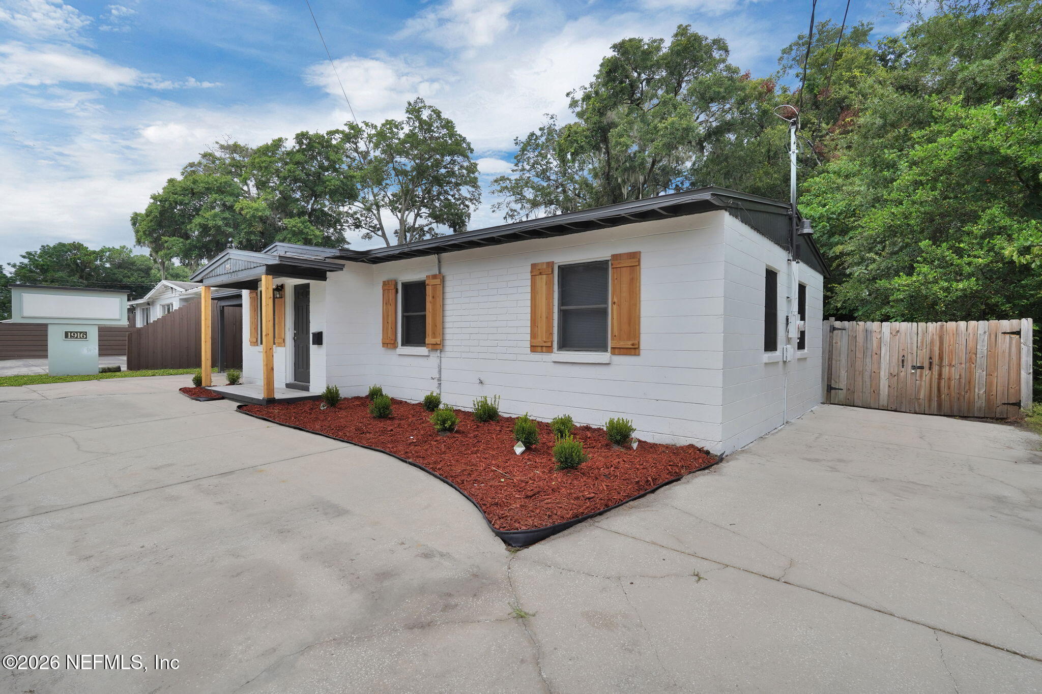 1916 UNIVERSITY Boulevard N