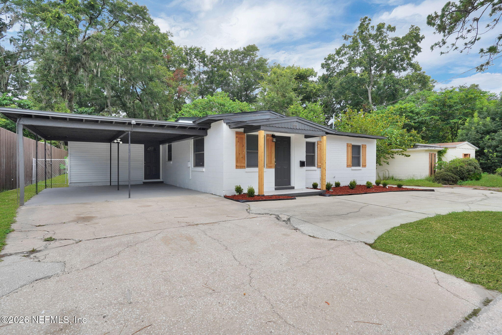 1916 UNIVERSITY Boulevard N