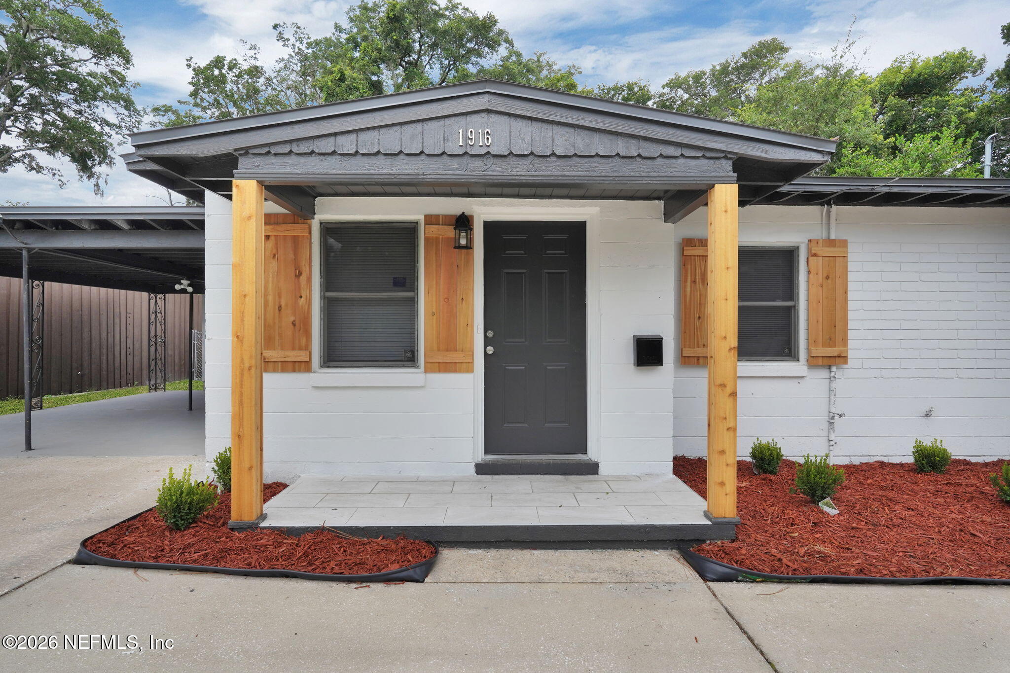 1916 UNIVERSITY Boulevard N