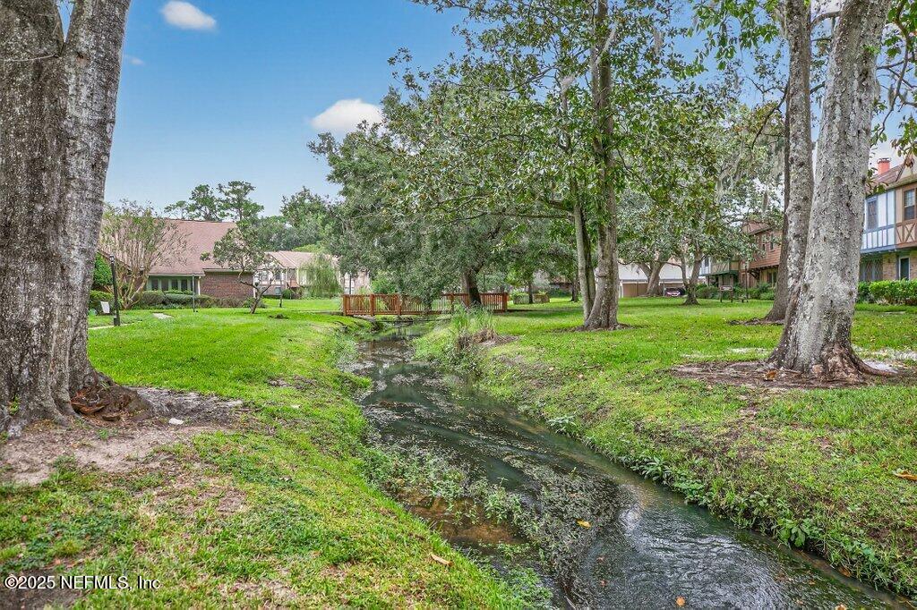 8207 KENSINGTON Square