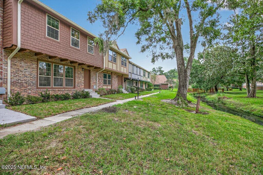 8207 KENSINGTON Square