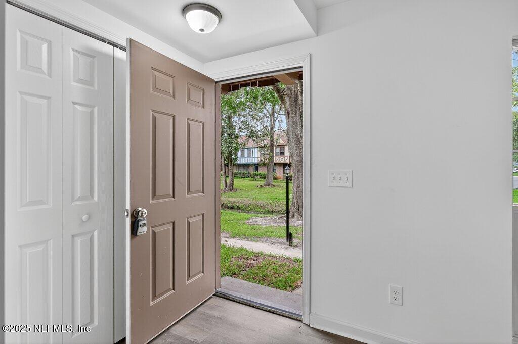 8207 KENSINGTON Square