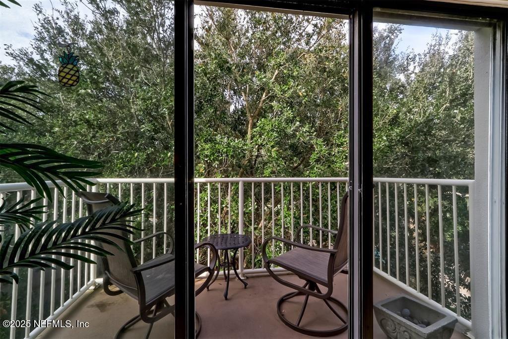 2122 BEACH WOOD Road