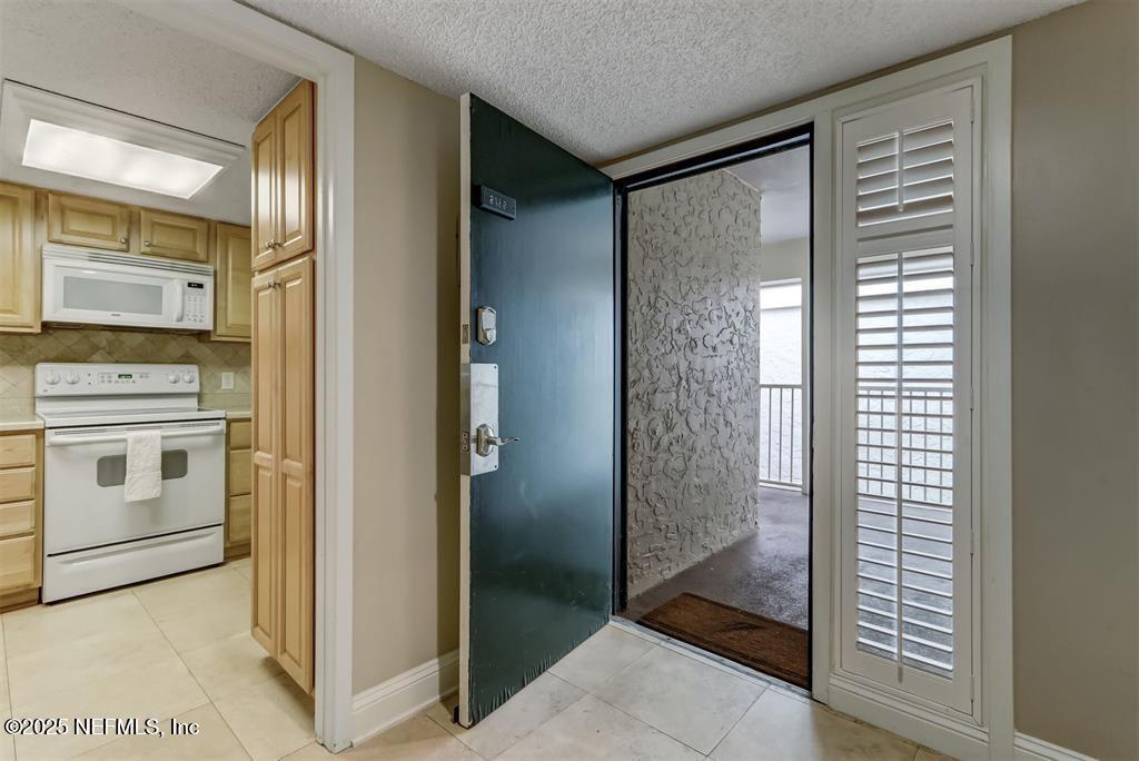 2122 BEACH WOOD Road