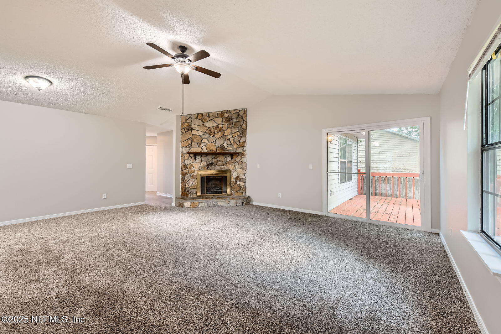 1594 TWIN OAK Drive W