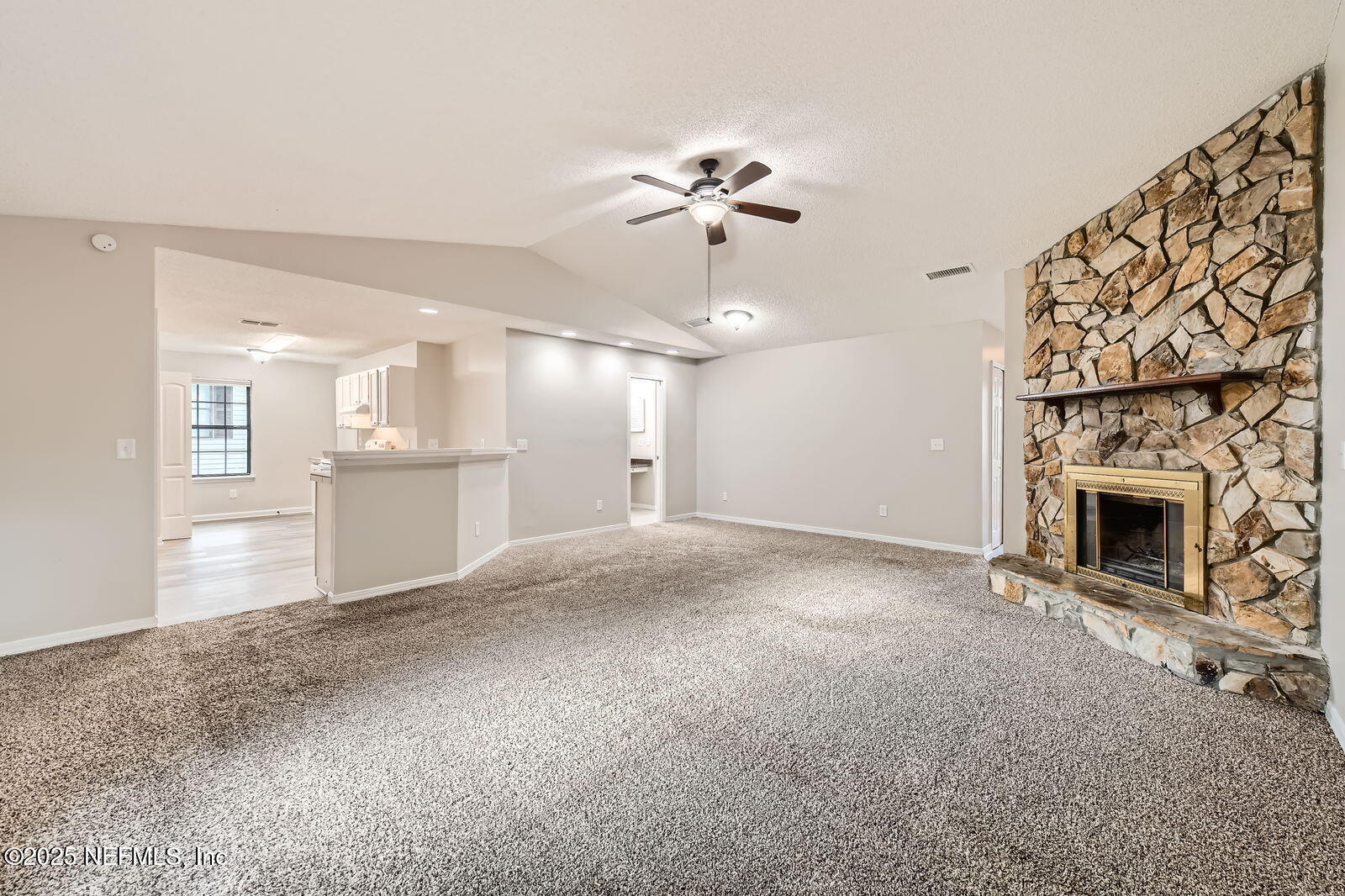 1594 TWIN OAK Drive W