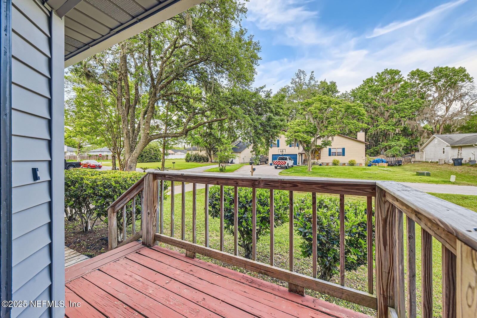 1594 TWIN OAK Drive W