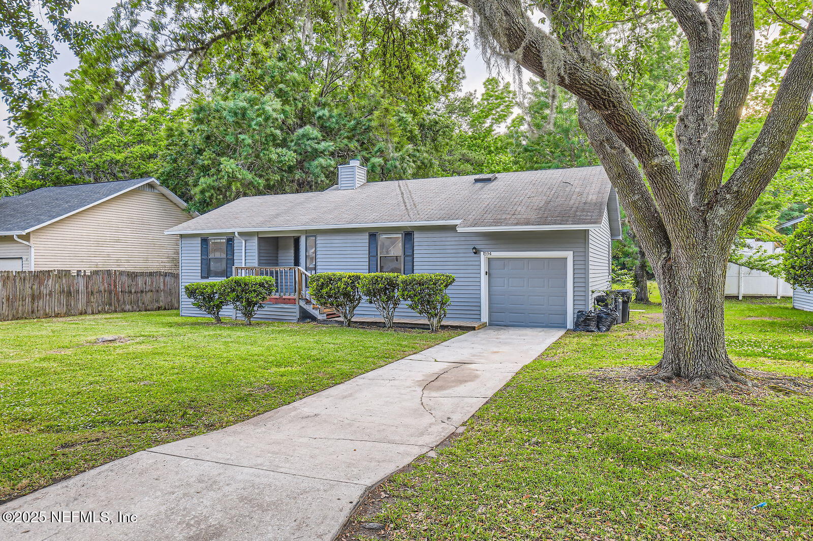 1594 TWIN OAK Drive W
