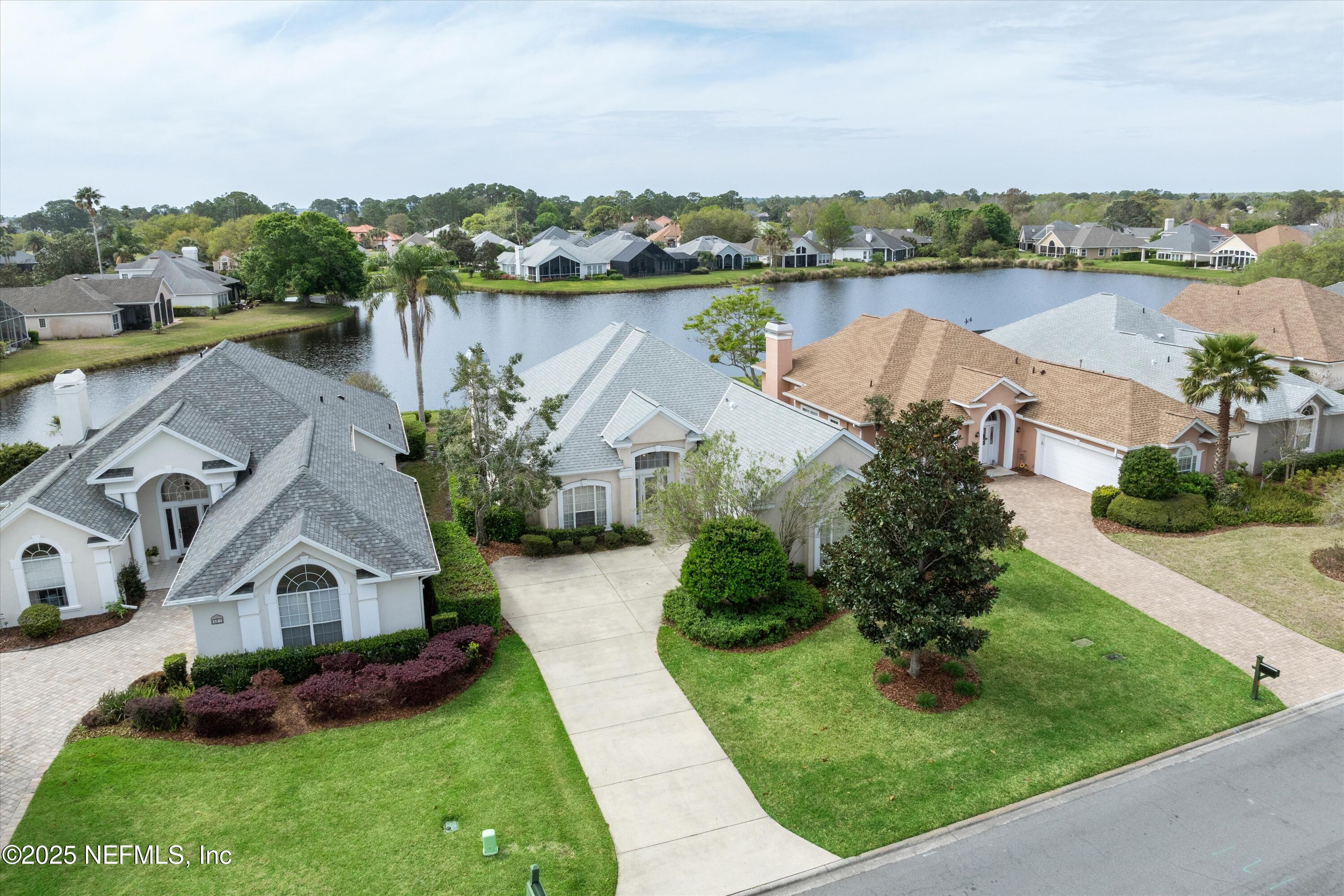 523 LAKEWAY Drive