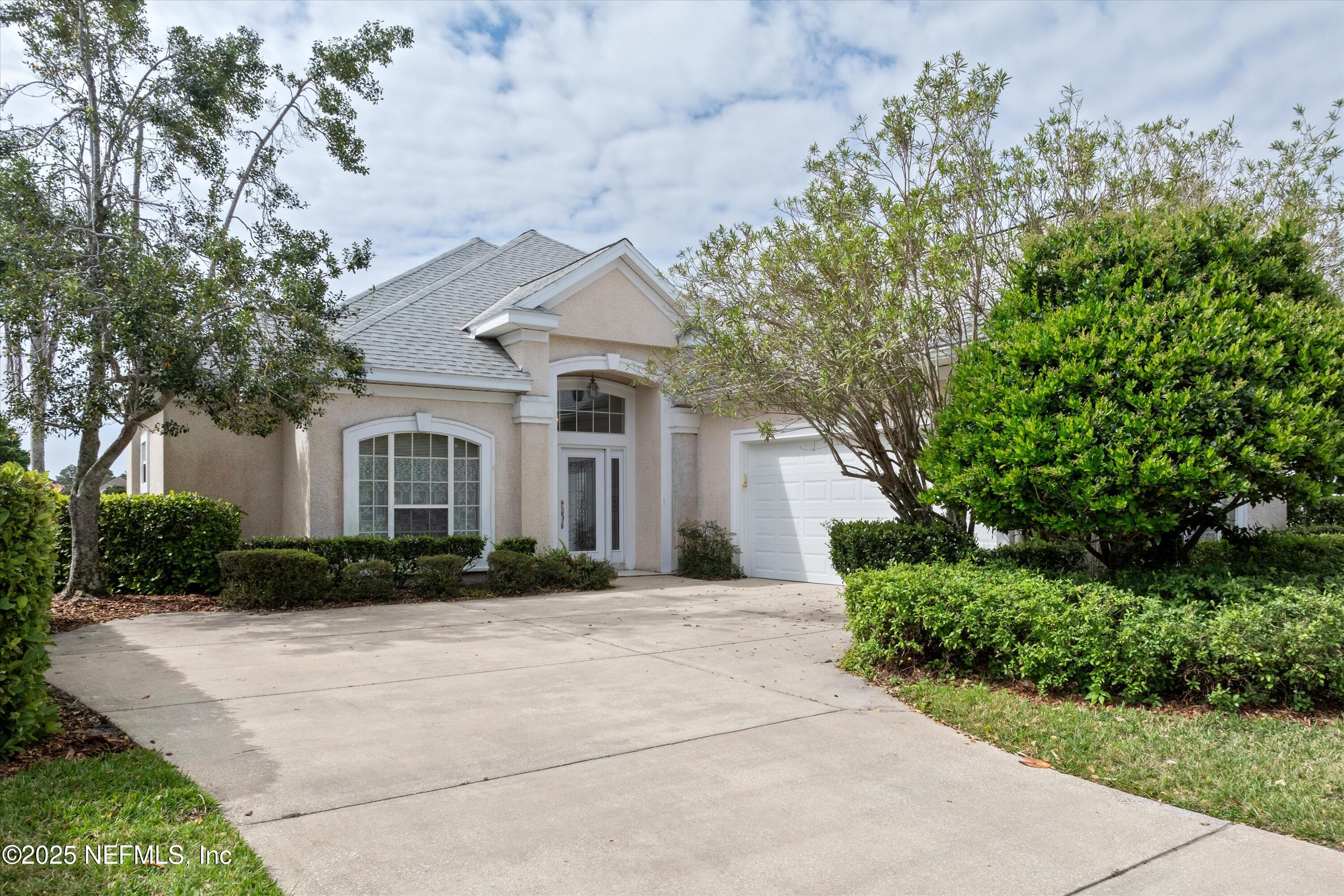 523 LAKEWAY Drive
