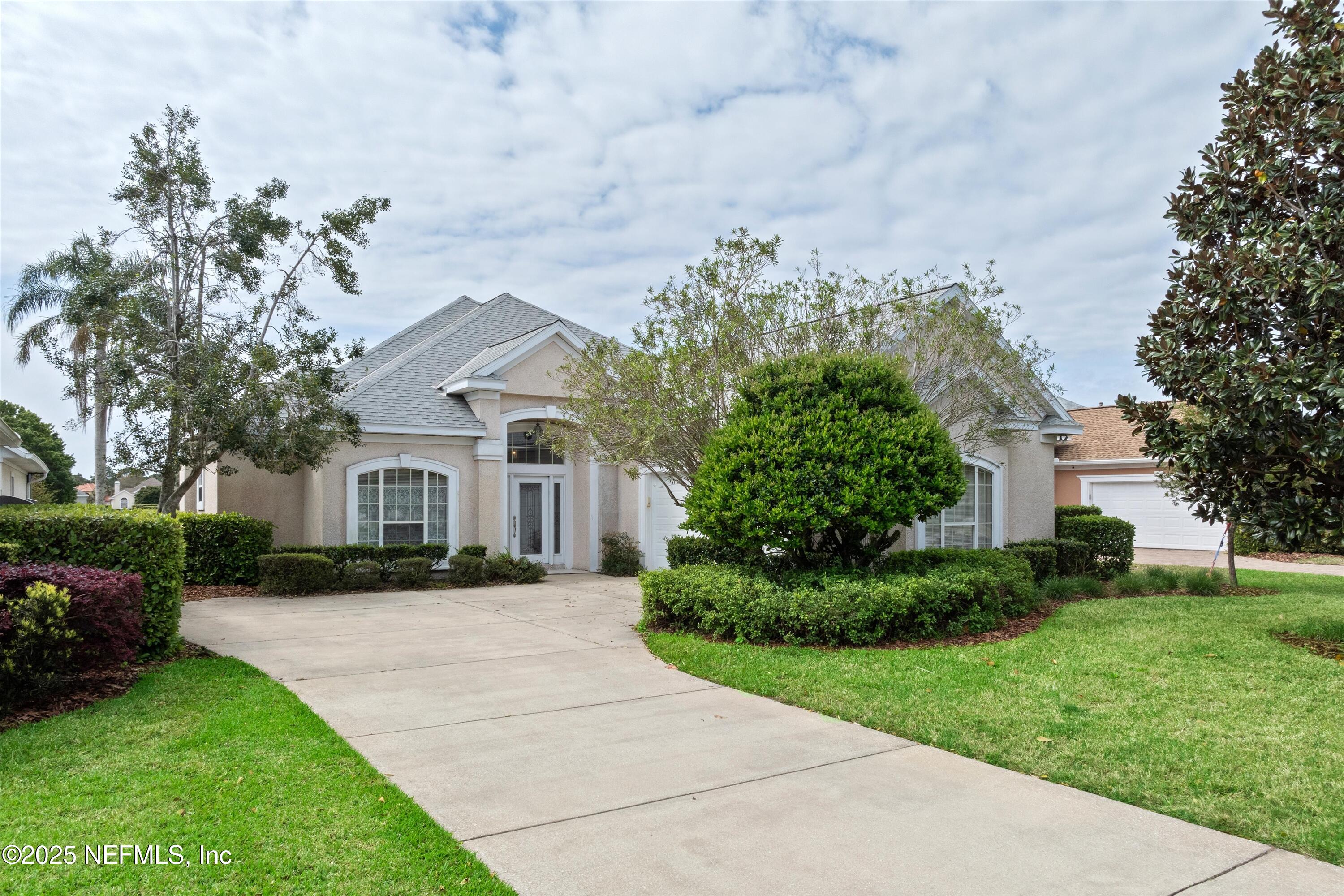 523 LAKEWAY Drive