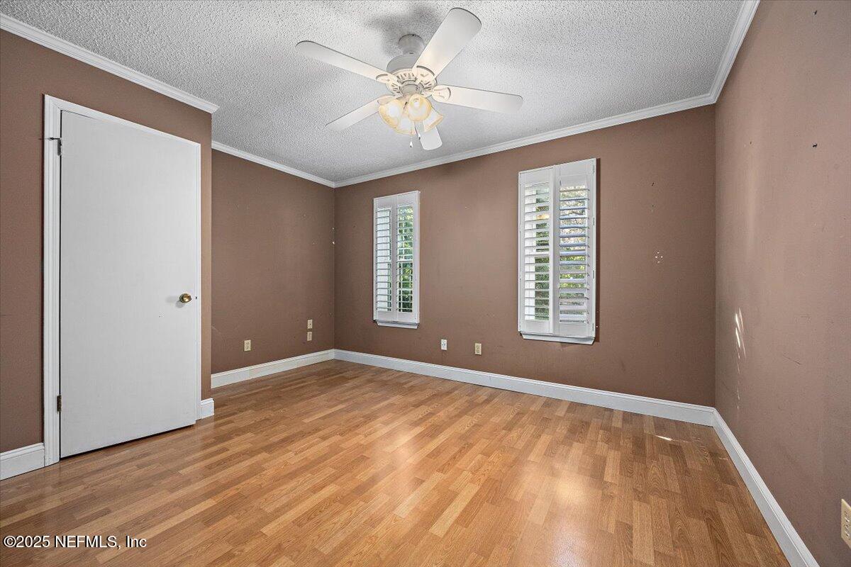 335 GARDEN Lane