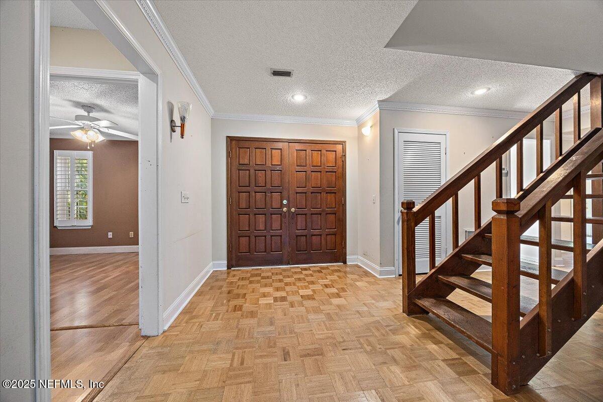 335 GARDEN Lane