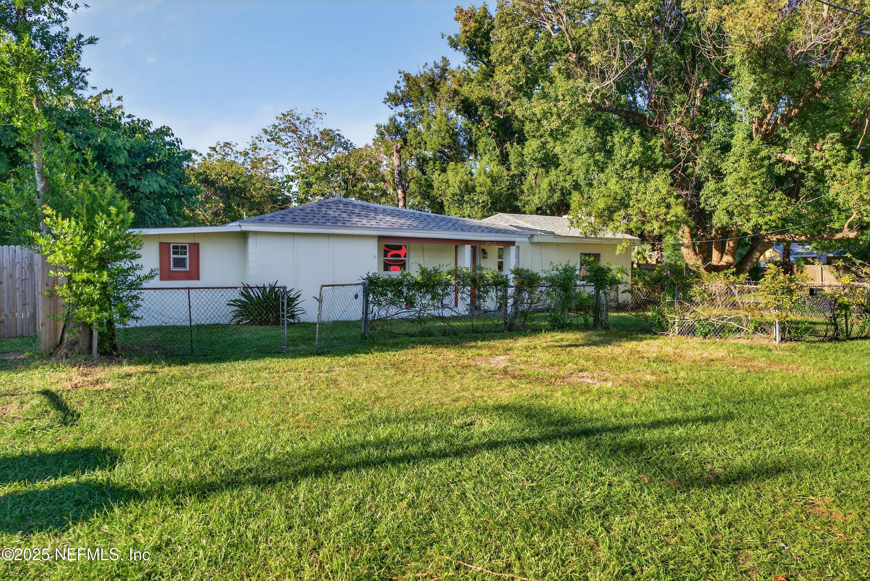 6923 N KING ARTHUR Road N