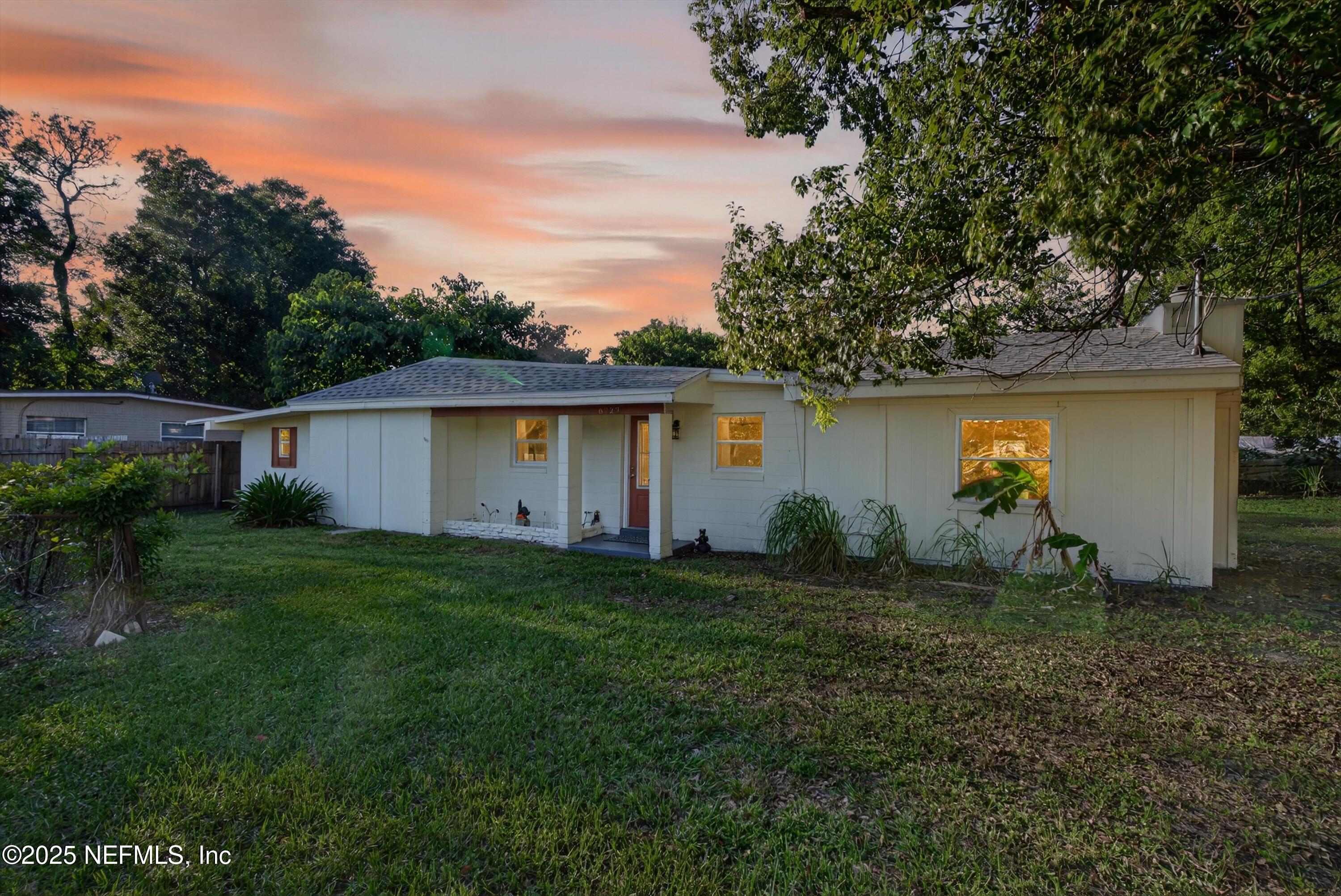 6923 N KING ARTHUR Road N