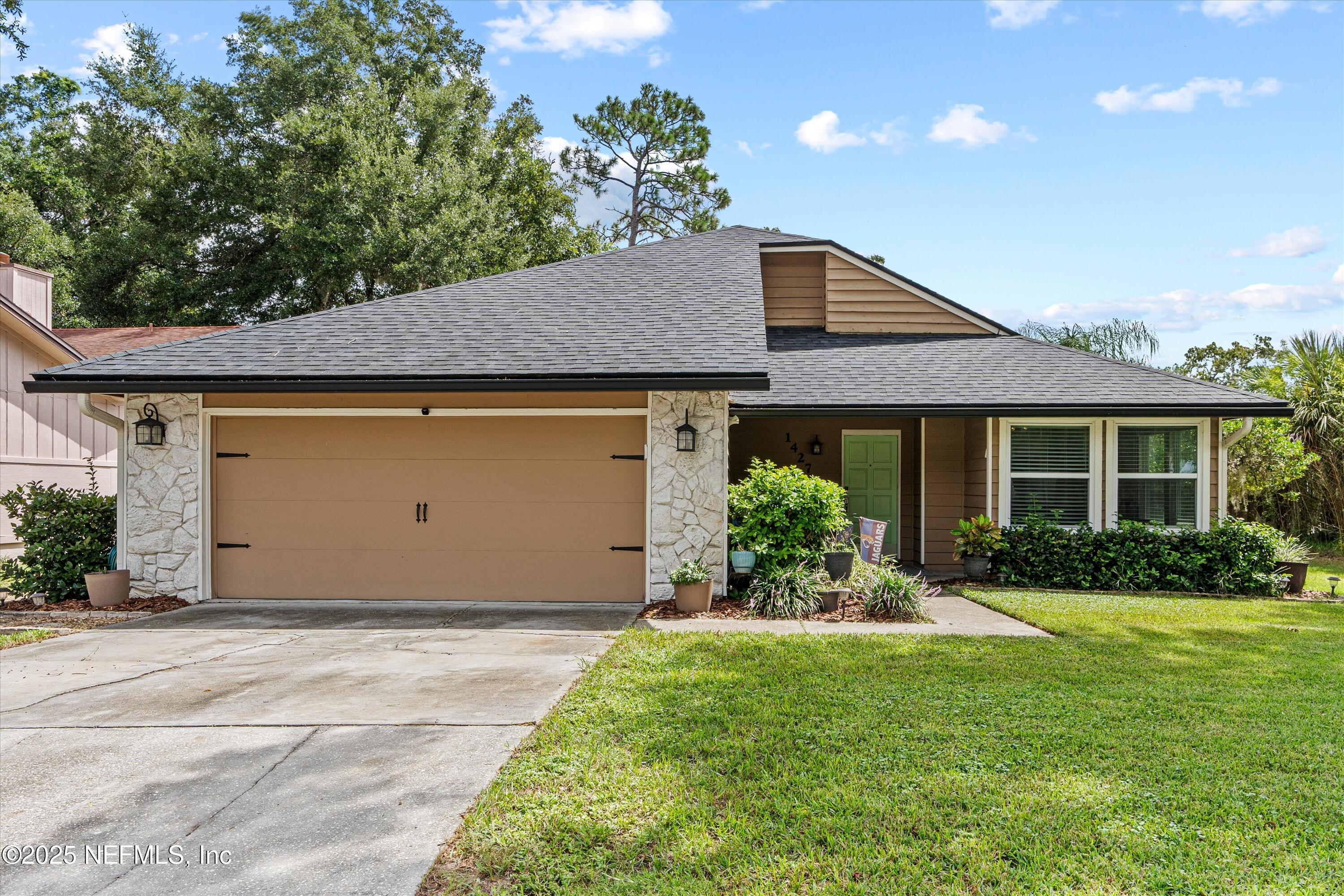 1427 CLASSIC OAK Road W