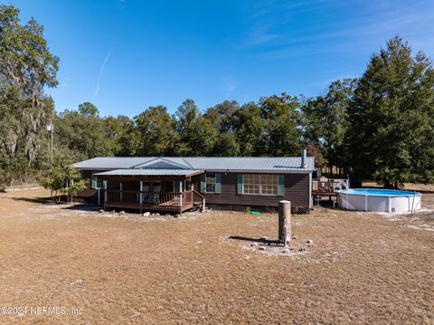 A home in Fort White