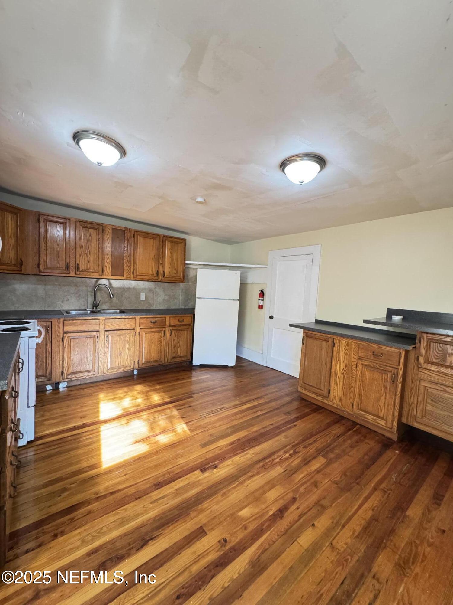 1516 W 15TH Street