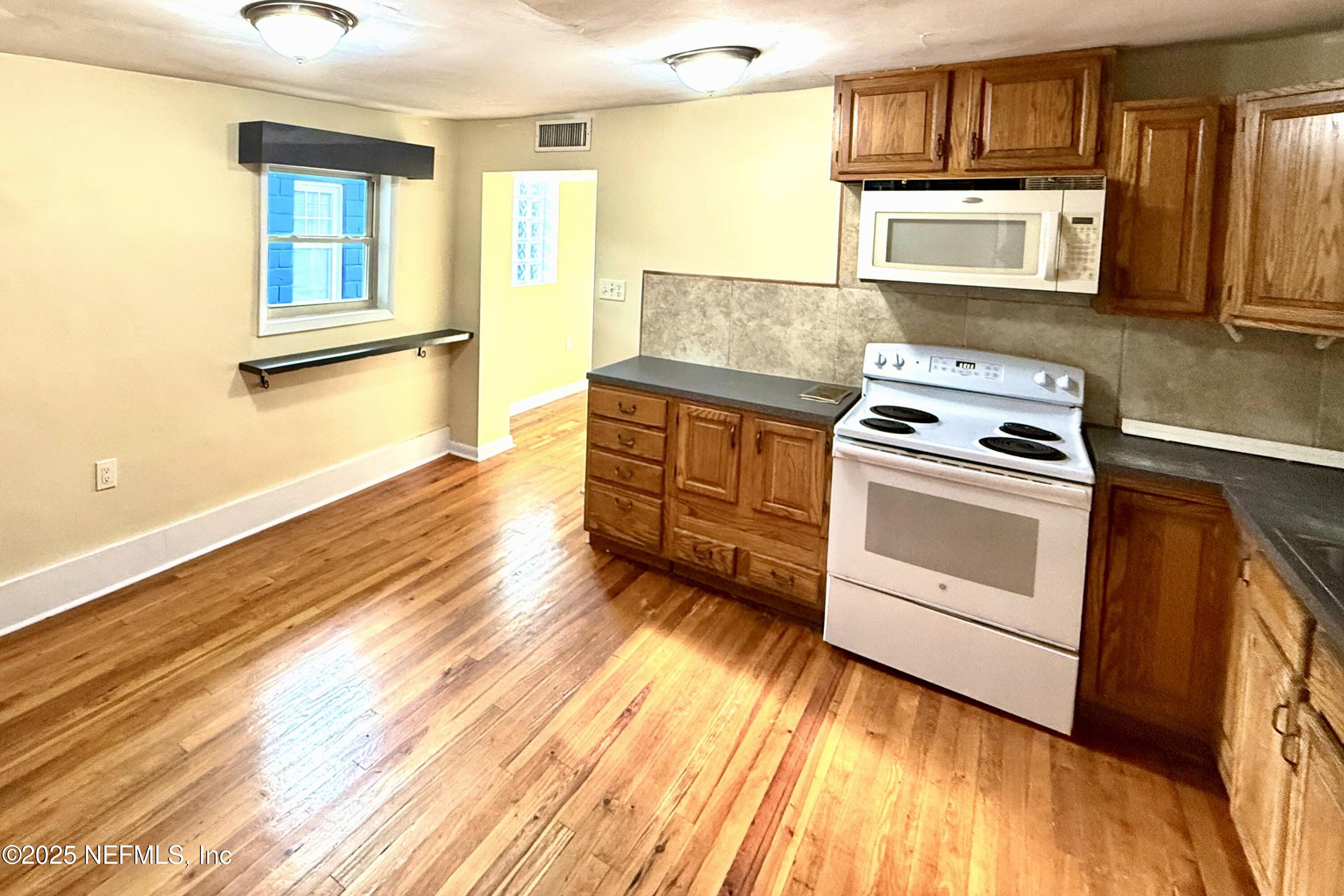 1516 W 15TH Street
