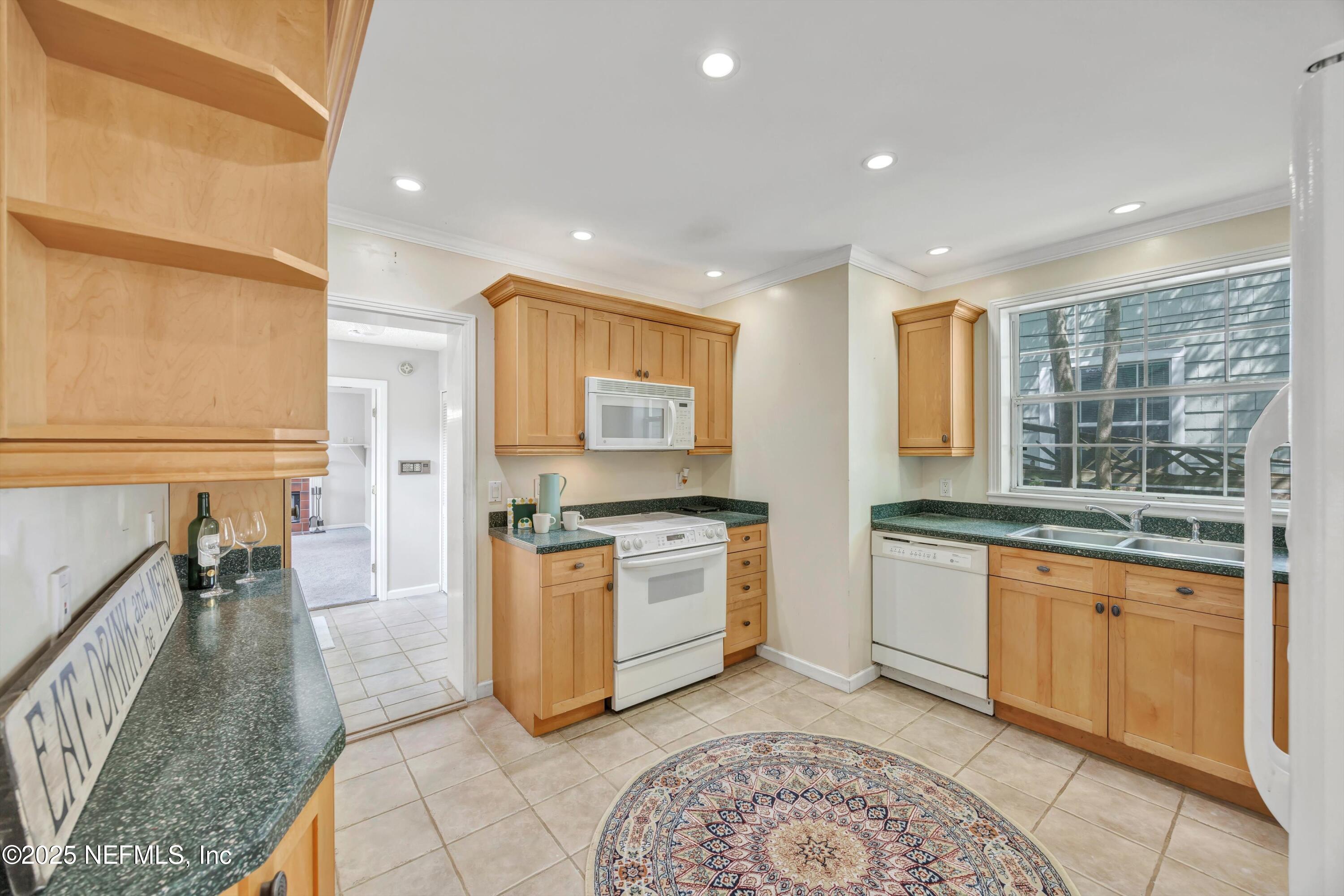 1425 PINETREE Road