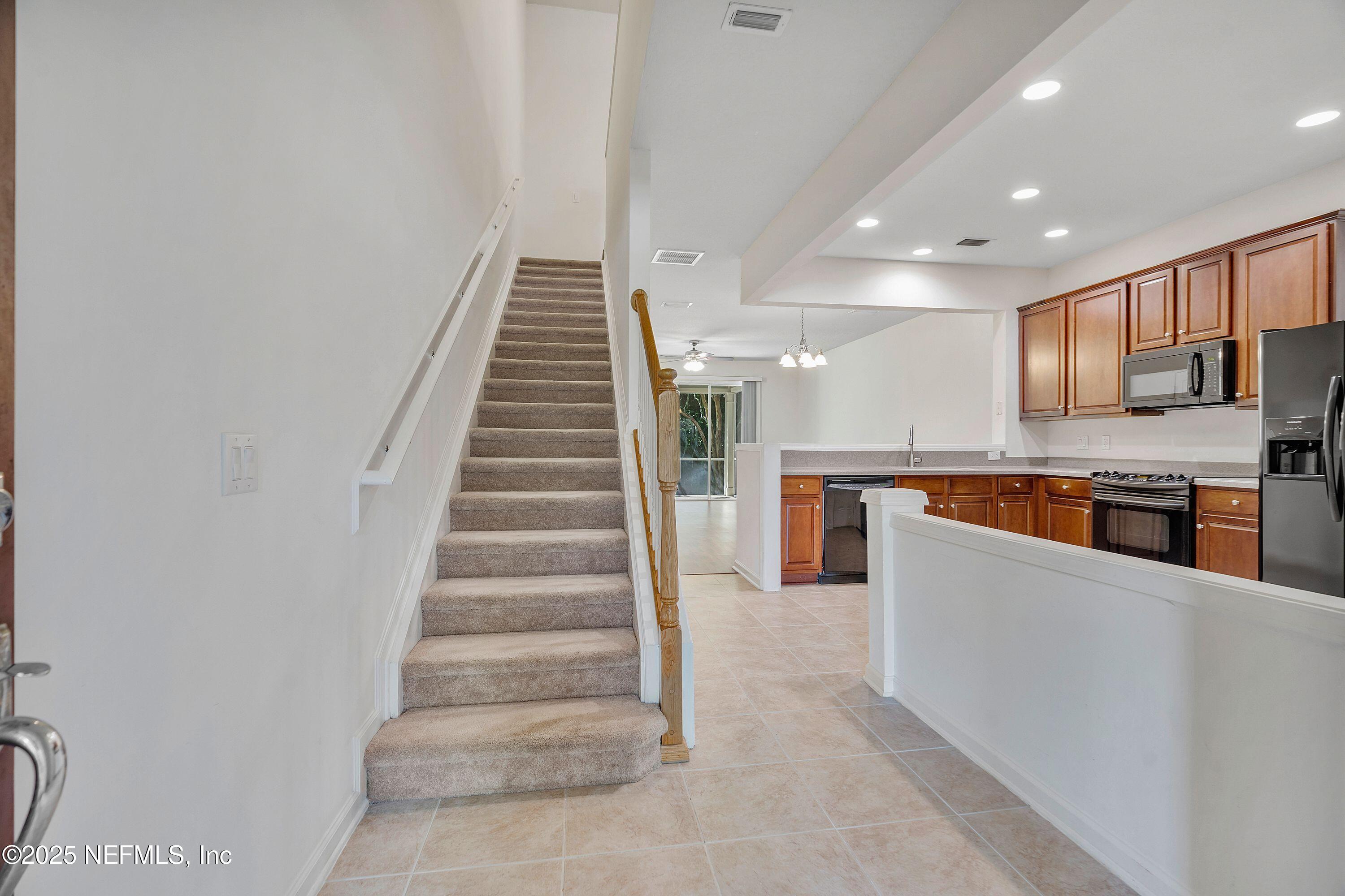 7073 ROUNDLEAF Drive
