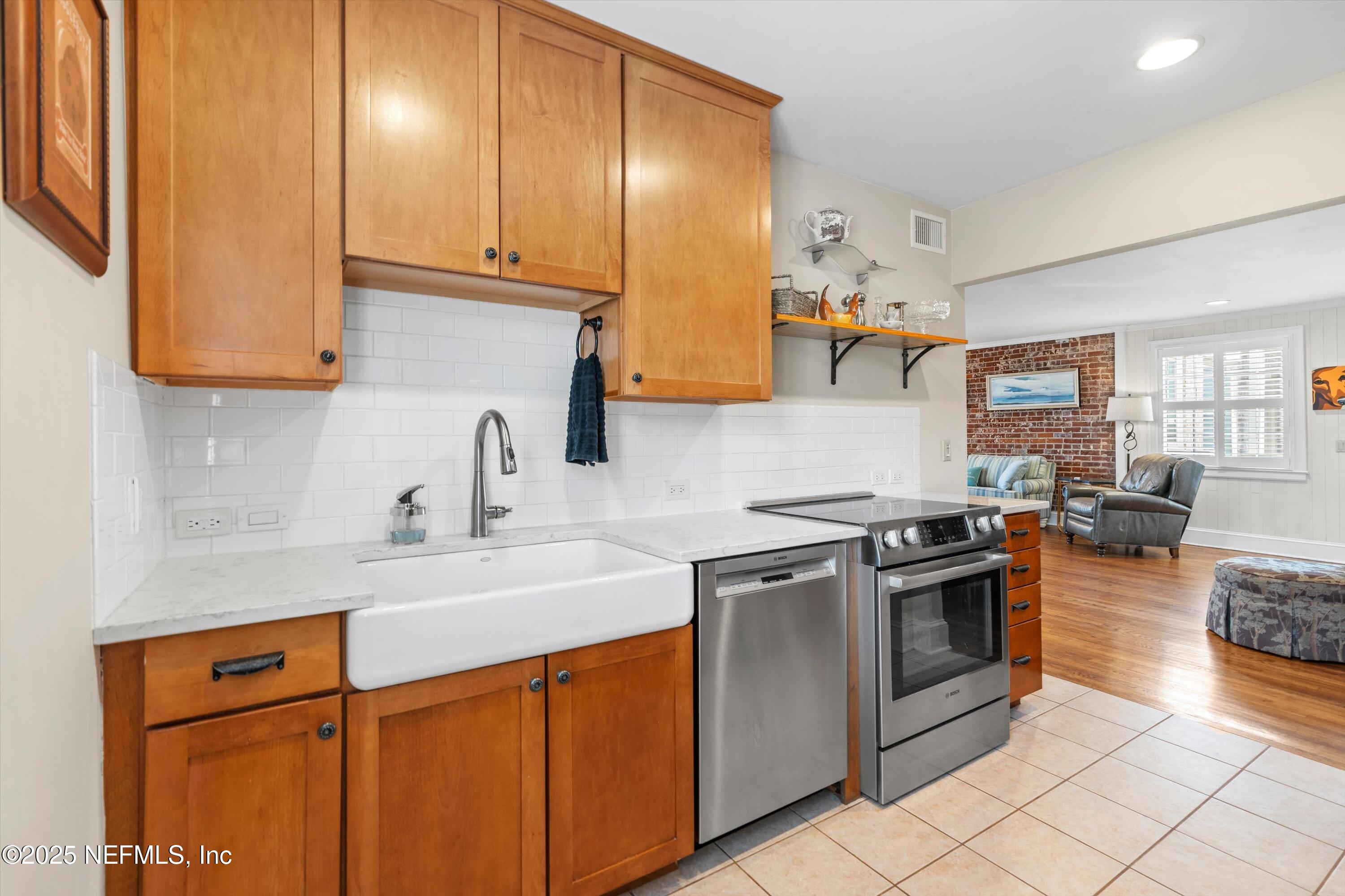 819 LASALLE Street 819