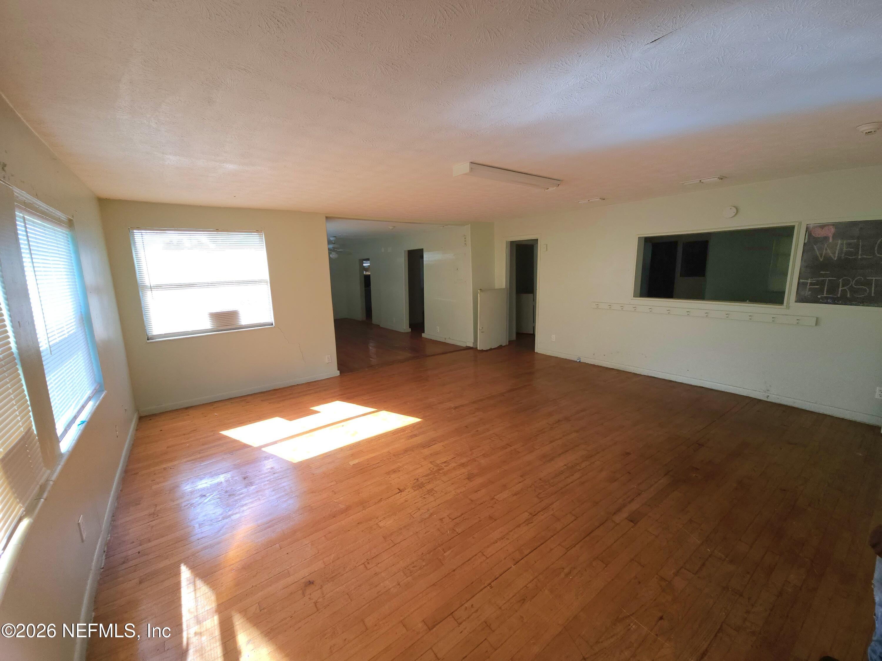 930 CESERY Boulevard