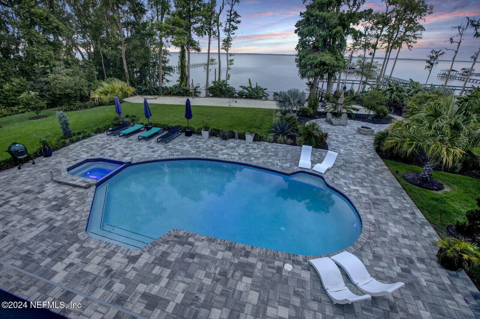 1064 HOLLY OAKS Court