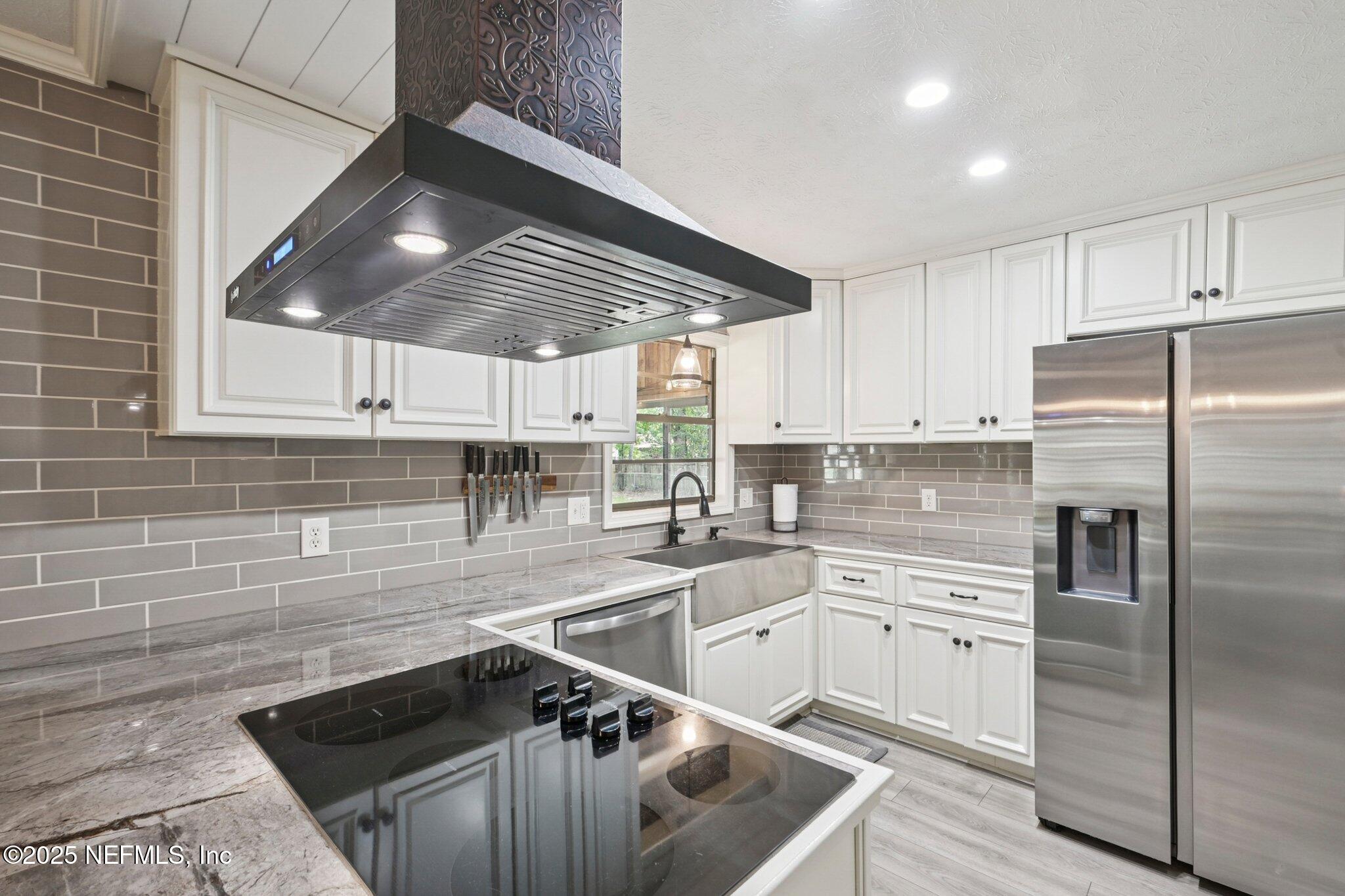 884 LIVE OAK Lane