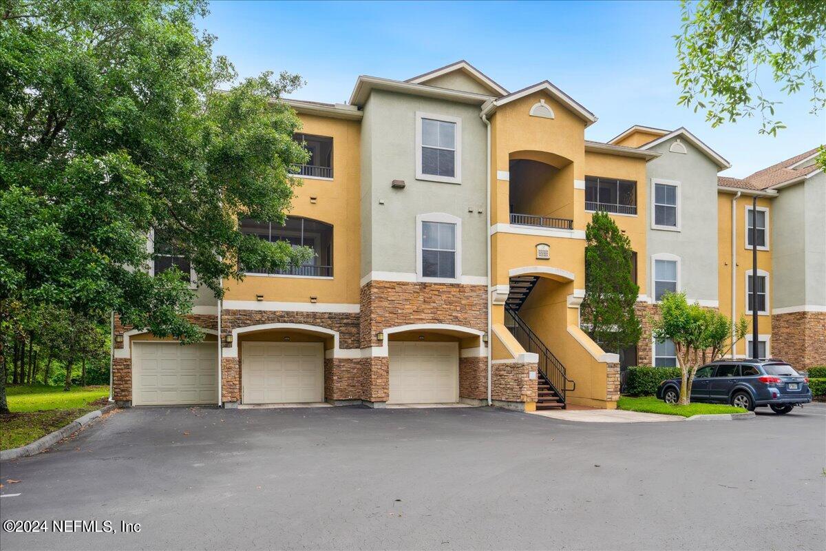 Jacksonville, FL home for sale located at 8539 Gate Parkway W Unit 1421, Jacksonville, FL 32216