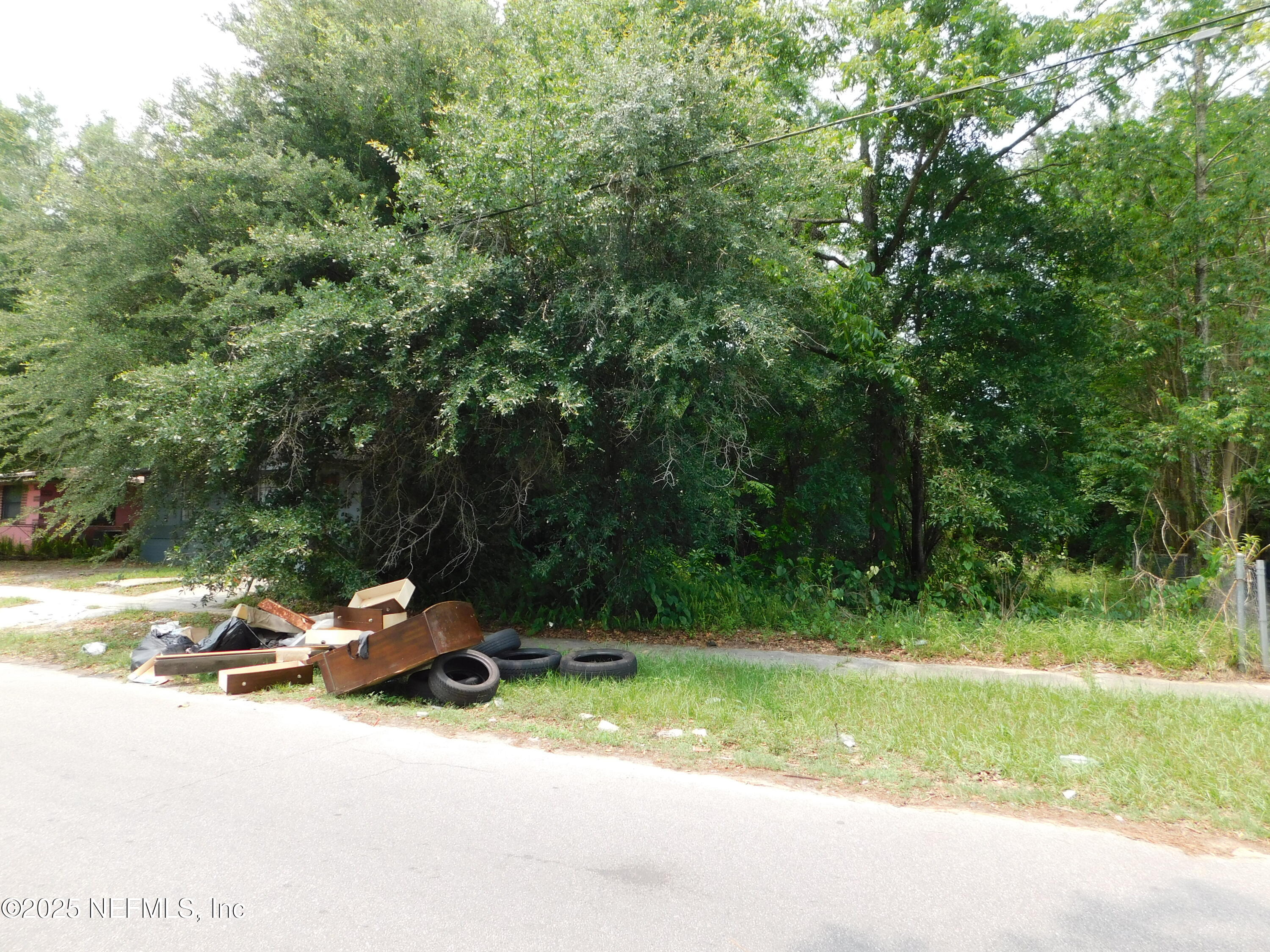 1585 W 27TH