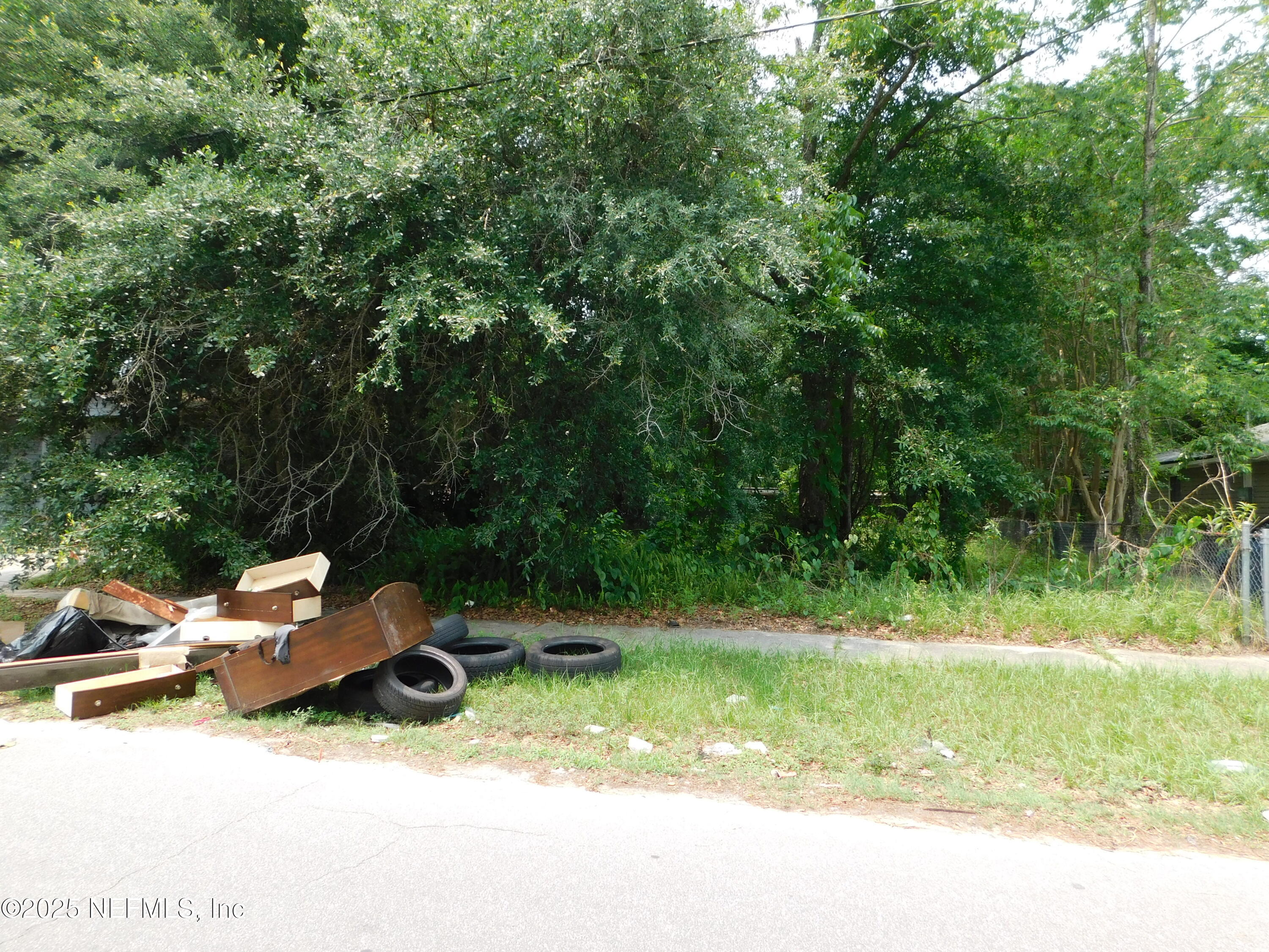 1585 W 27TH